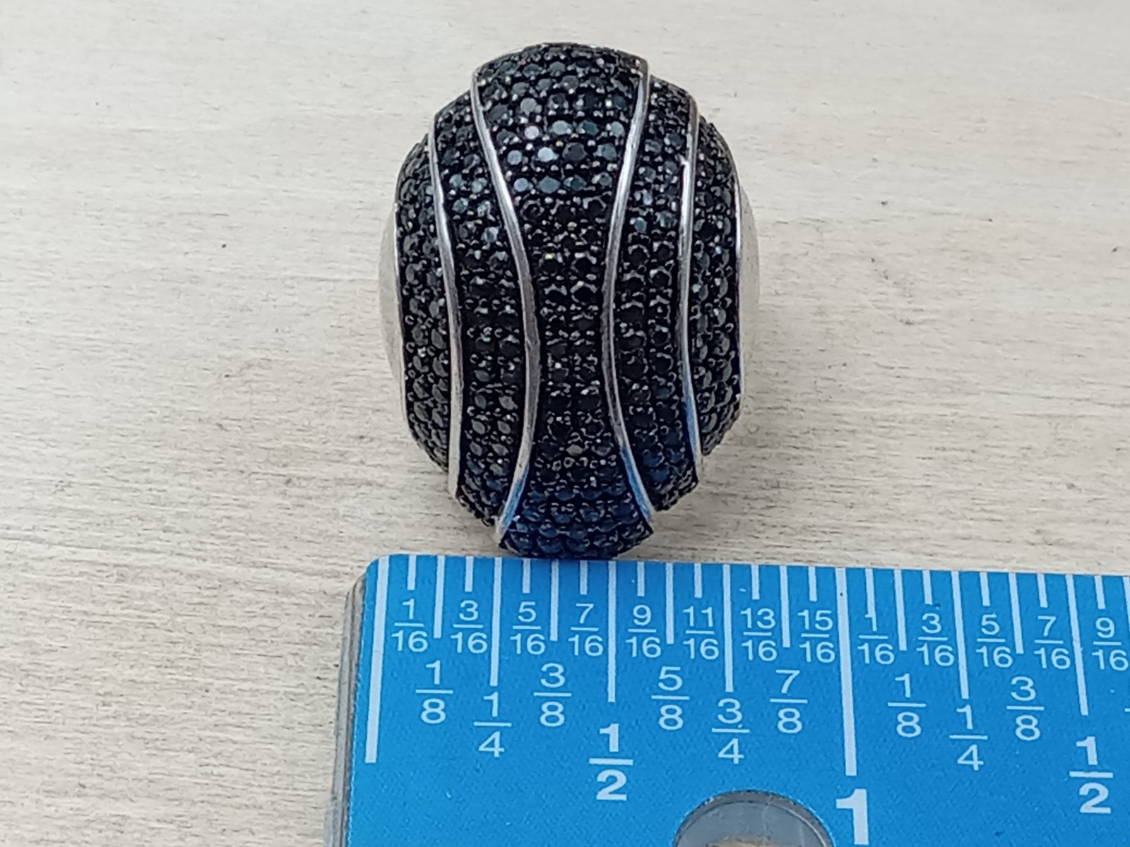 DISTINCTIVE Sterling Silver Ring w. Small Black Faceted Stones: Size 7 & 8 grams