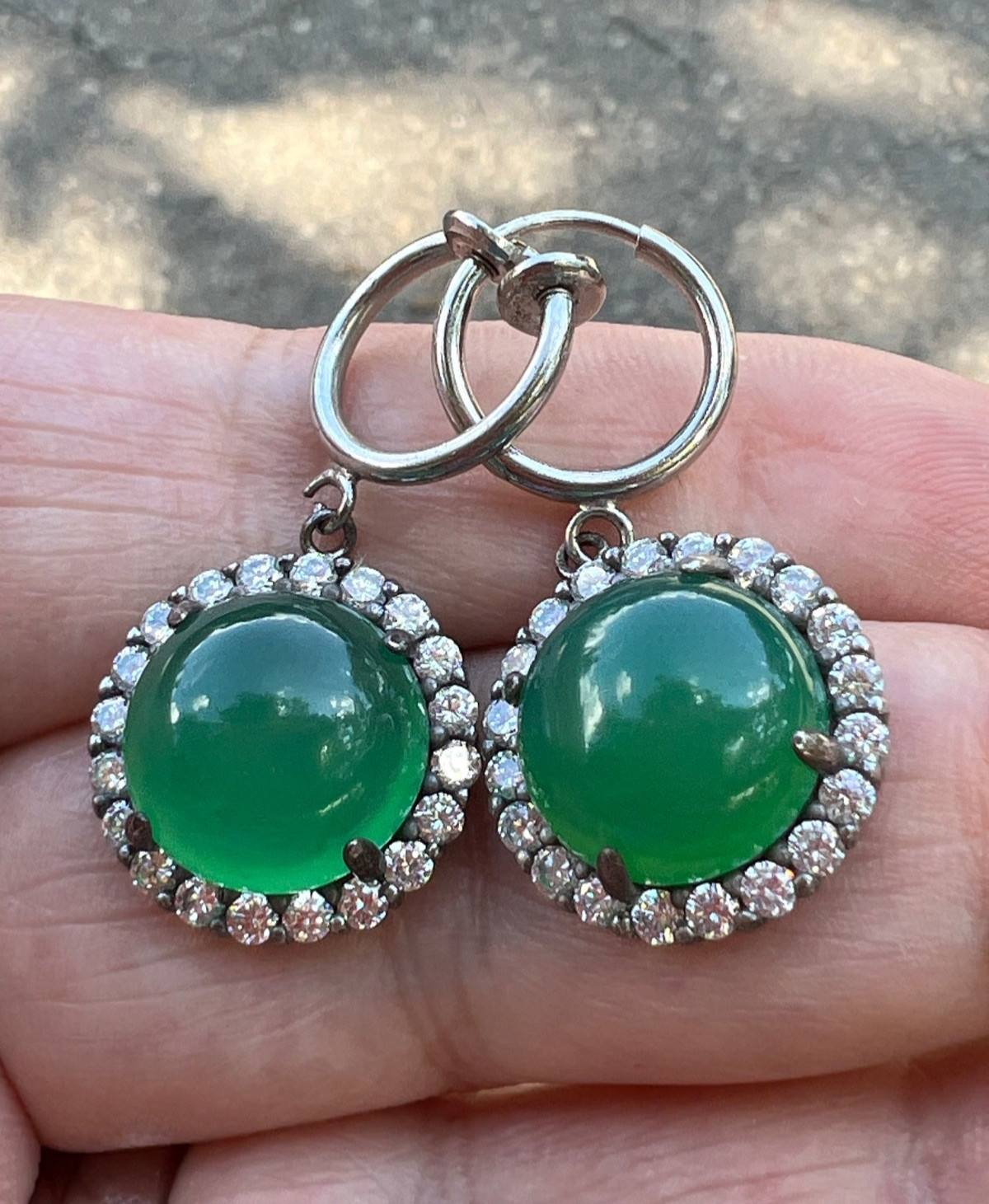 VINTAGE VIVID GREEN CABOCHON STONES DROP DANGLE SILVER TONE HOOP EARRINGS