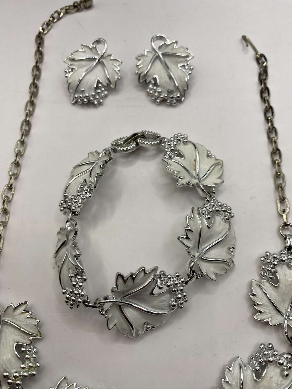 Vtg. Sarah Cov White Grape Leaf Parure Choker Necklace Clip Earrings Bracelet