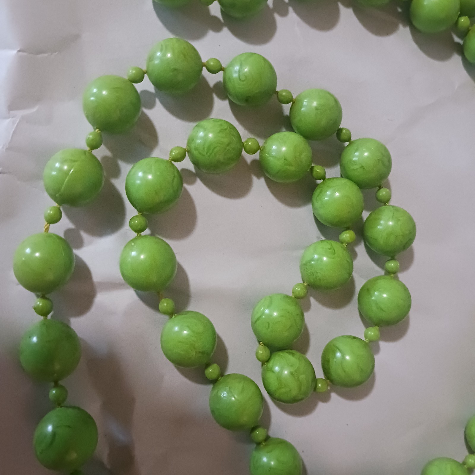 Vintage Beaded nevklace. Lovely vivid Green. approximately 52″