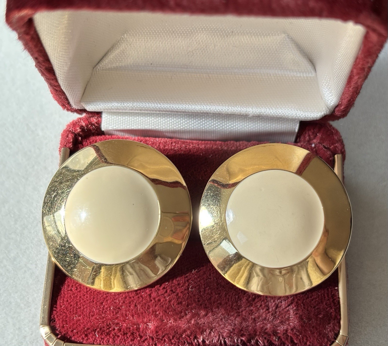 Vintage gold-tone and ivory resin round stud earrings 30mm in diameter beautiful