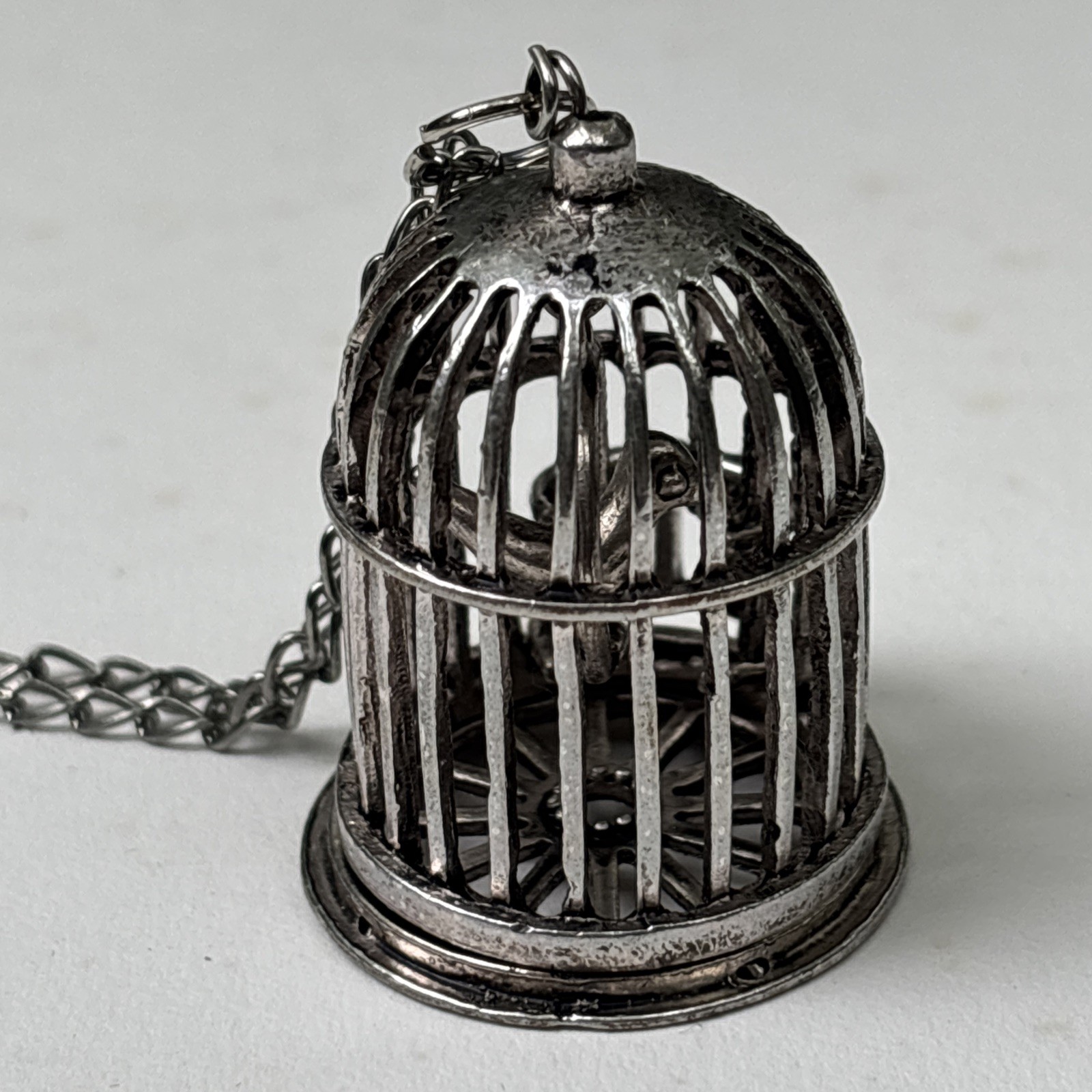ESTATE VINTAGE SILVER TONE BIRD CAGE PENDANT ON CHAIN NECKLACE 30″ ARTICULATED