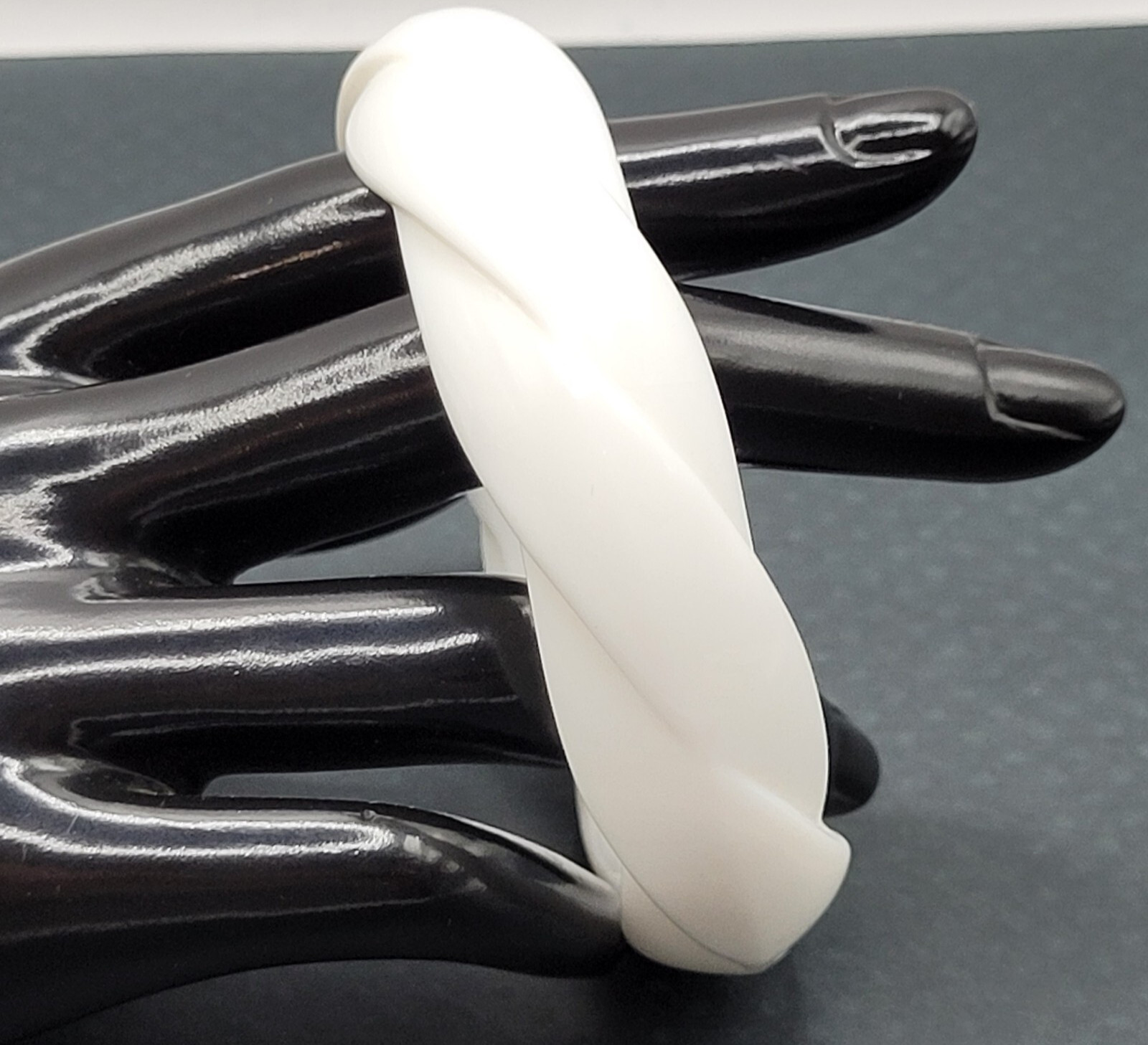 White with Twisted Wrap Design Style Resin Bangle Bracelet Retro Vintage 1980s