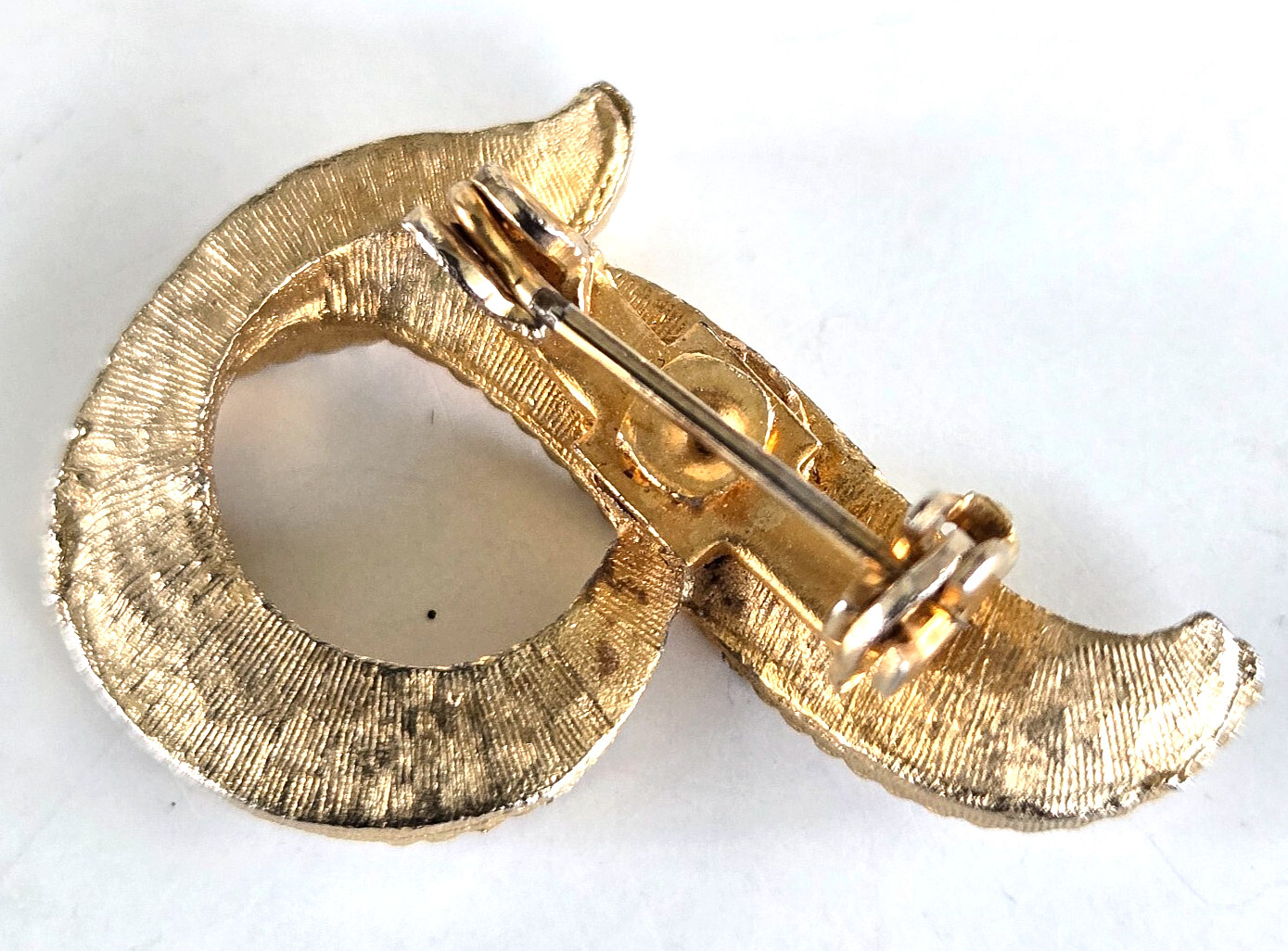 Vintage Initial Letter P Diamond Cut & Textured Gold Tone Pin 1-1/8″