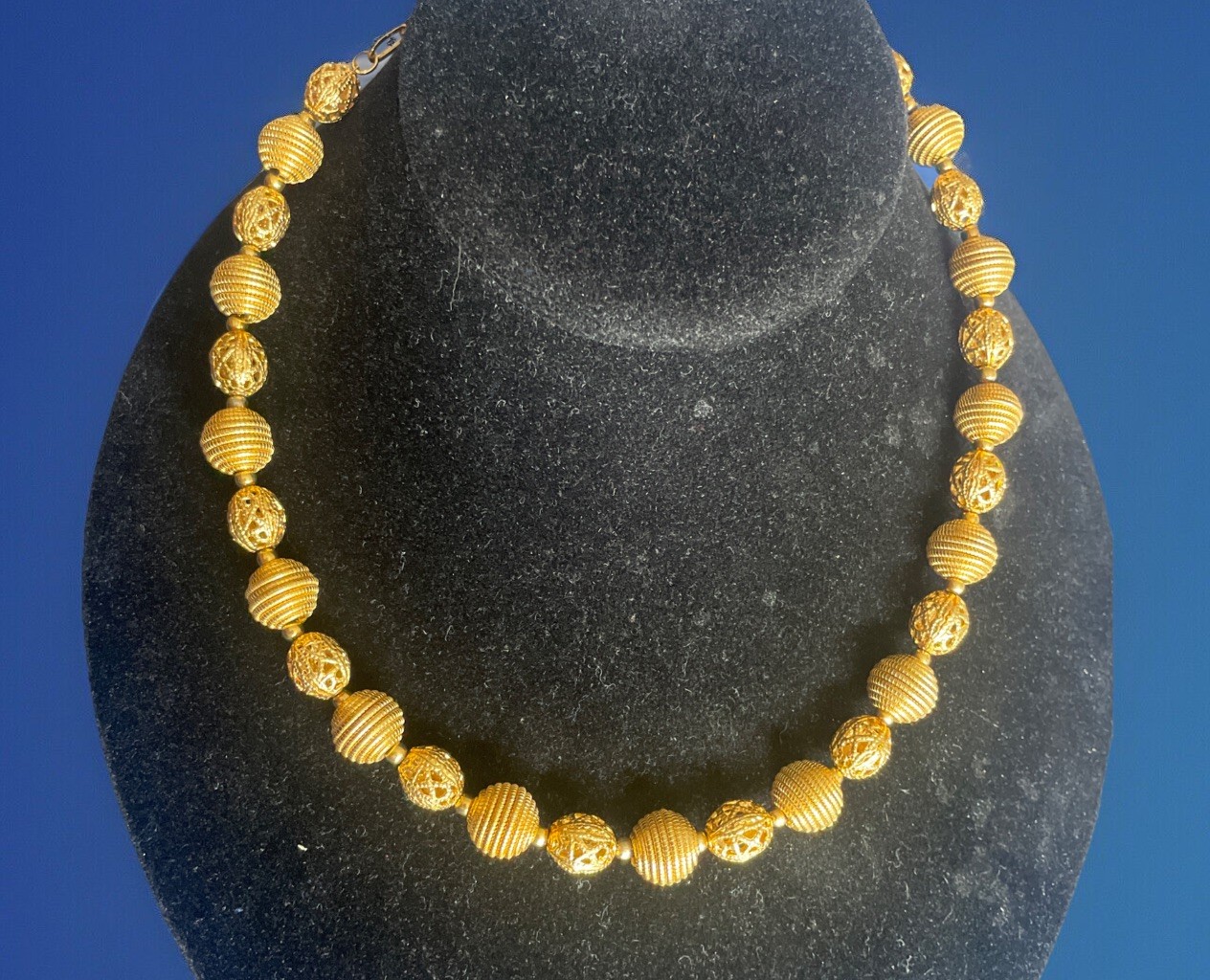 Classic Vintage GoldTone Ribbed & Filigree Round Beaded 13-17″Necklace FX16