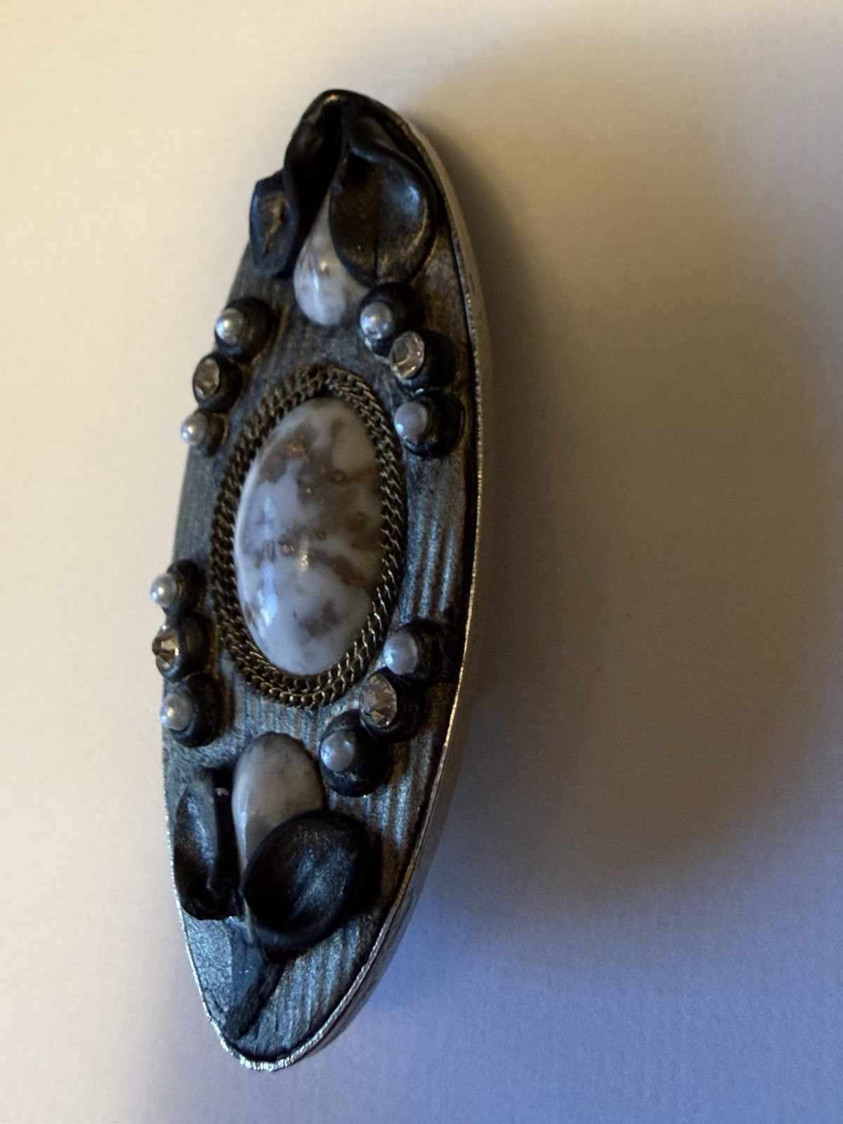 Unique VTG mixed media Brooch / Pot Metal / Rhinestones / Agate / Chain / Pearl