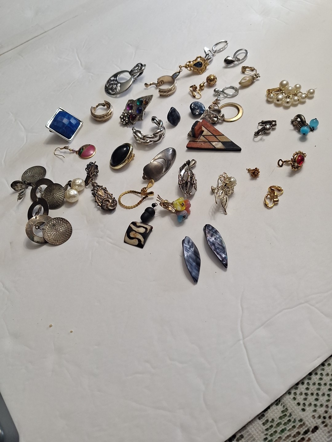 Costume Jewelry Earring Lot 40 pc pre-owned SINGLES AND PAIRS. AS IS . JZ
