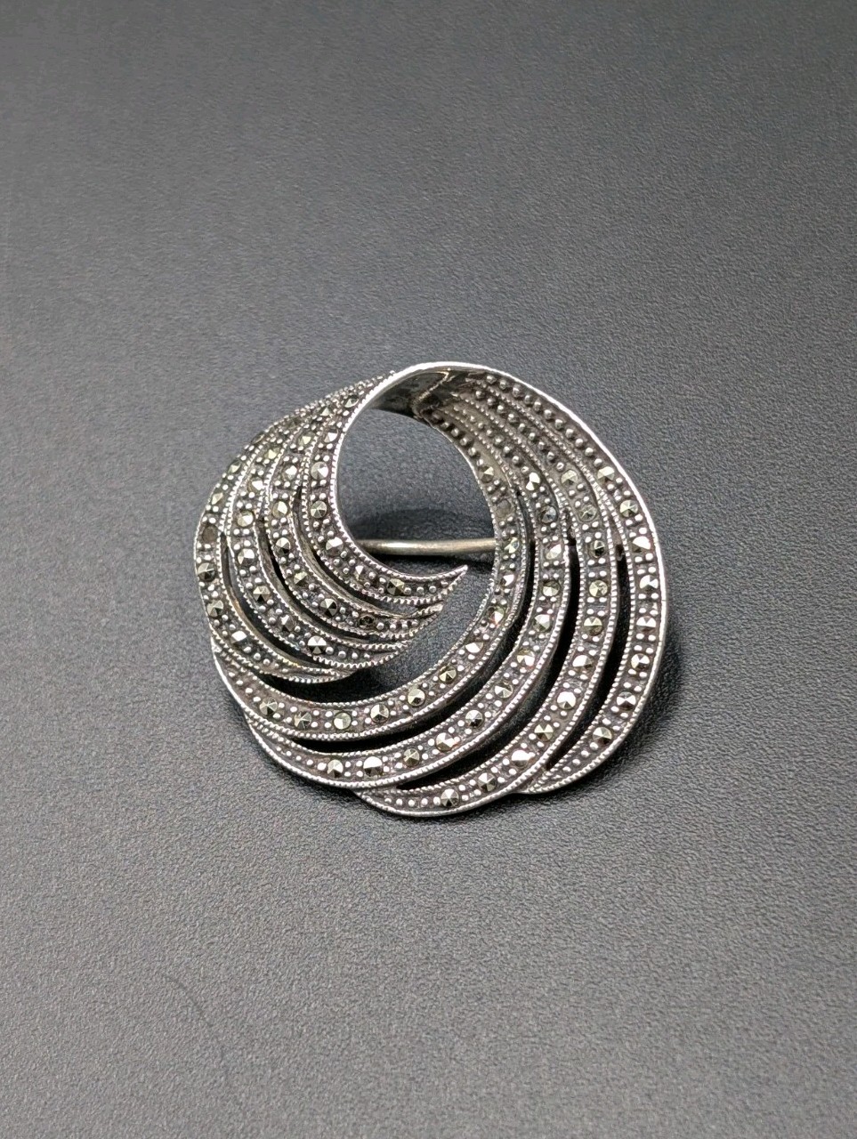 READ!! By A Vtg Sterling Silver Marcasite Wave Swirl Circle 925 Pin Brooch 1.16″