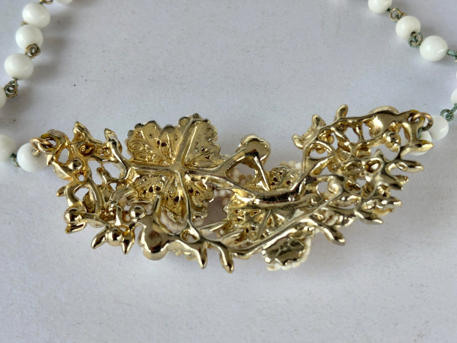 Vintage Necklace Choker Unsigned Gold Tone Tiny Flowers Faux Seed Pearls 17-18″