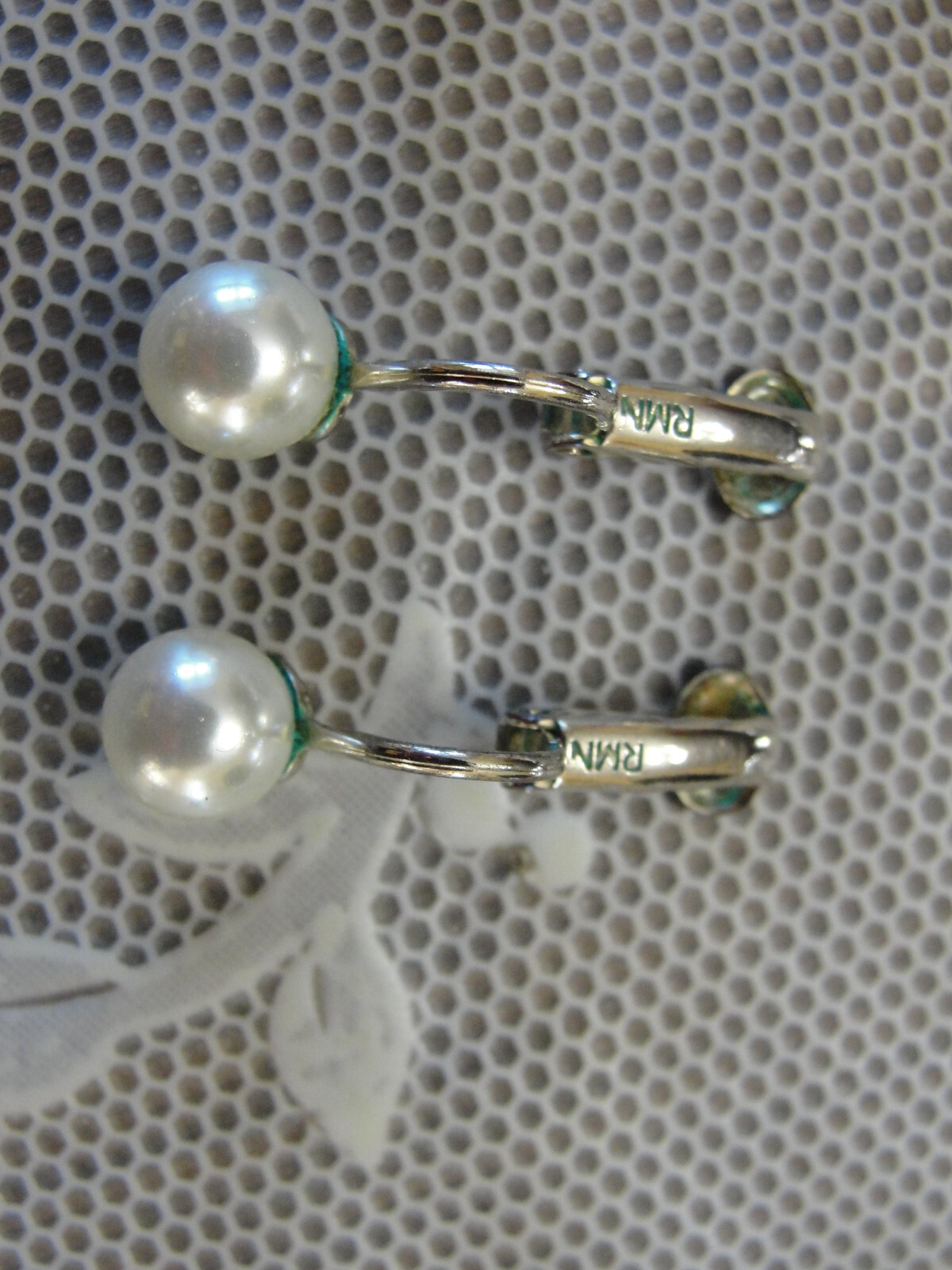 RMN Roman Gray Slver Faux Pearl Silver Chain Necklace with White Pearl Earrings