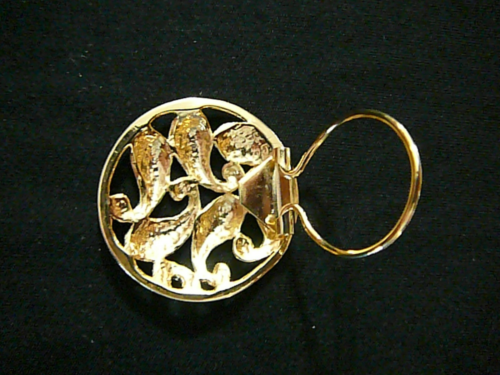 Vintage Scarf Clip Bright Gold Tone, Very Beautiful, Great Design 1 1/2″ Across