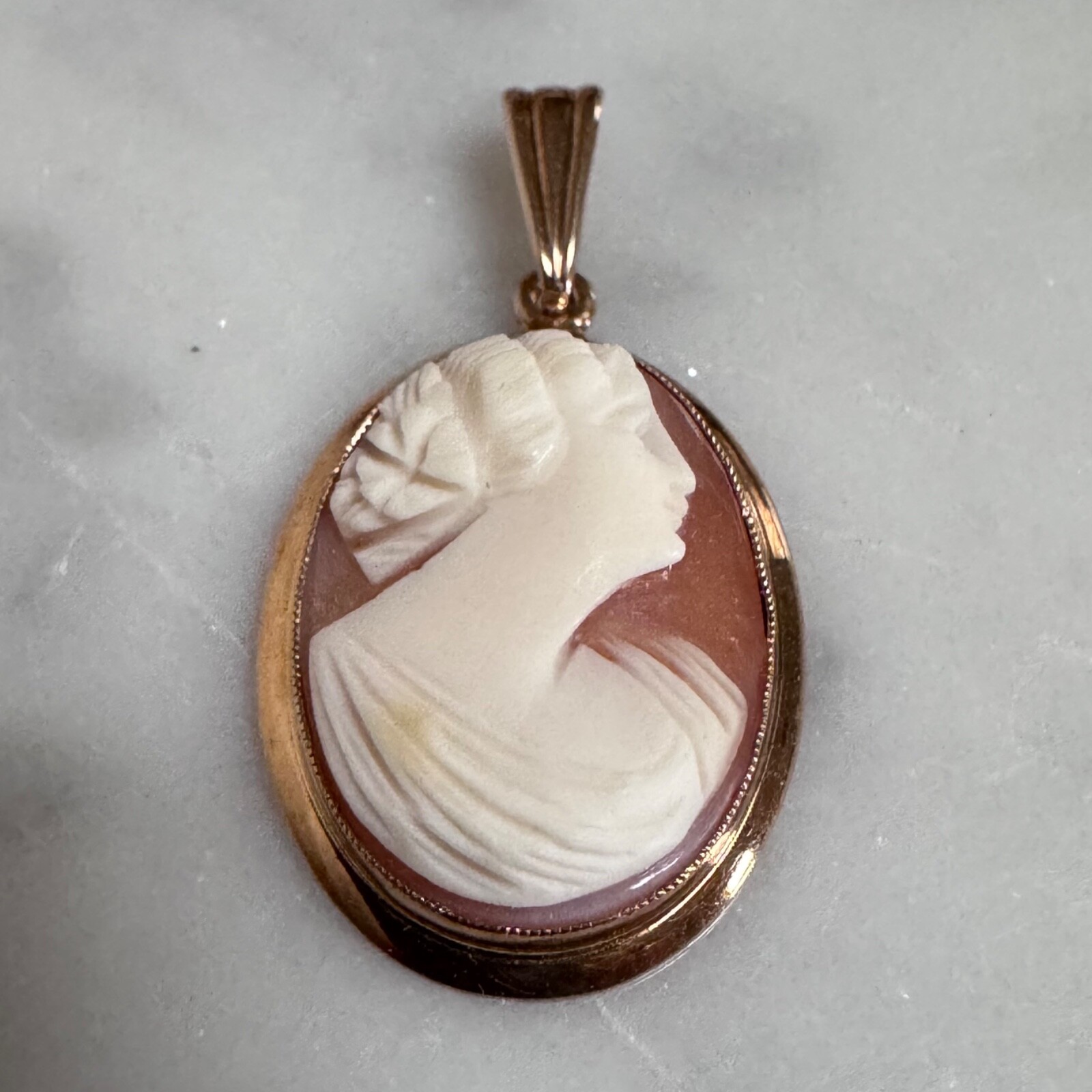 Signed BDA Vintage 10K Yellow Gold Craved Shell Cameo Pendant 3.22 Grams