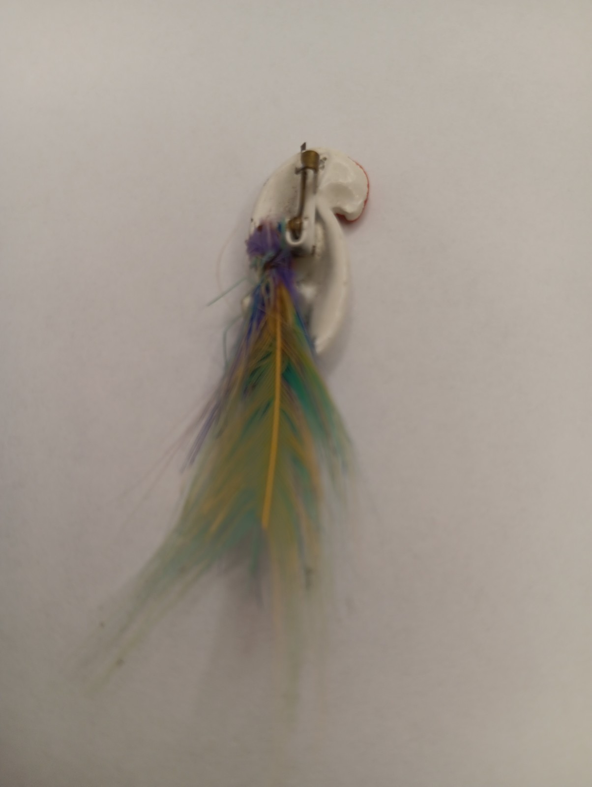 VINTAGE METAL PAINTED REAL FEATHER PARROT BROOCH 2.5 INCH