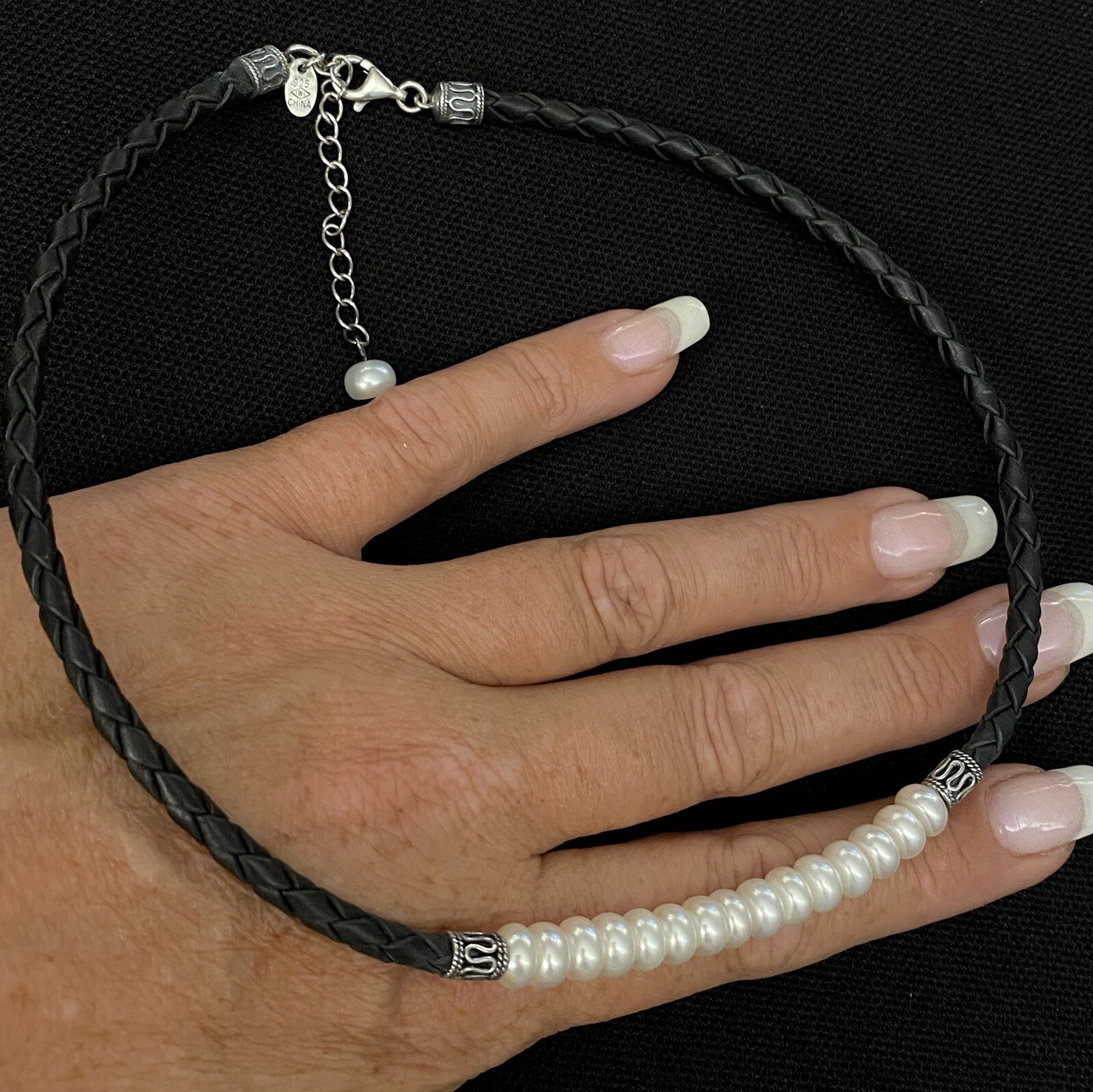 BEAUTIFUL ESTATE STERLING SILVER BUTTON PEARL LEATHER CORD NECKLACE 15”-17” LONG