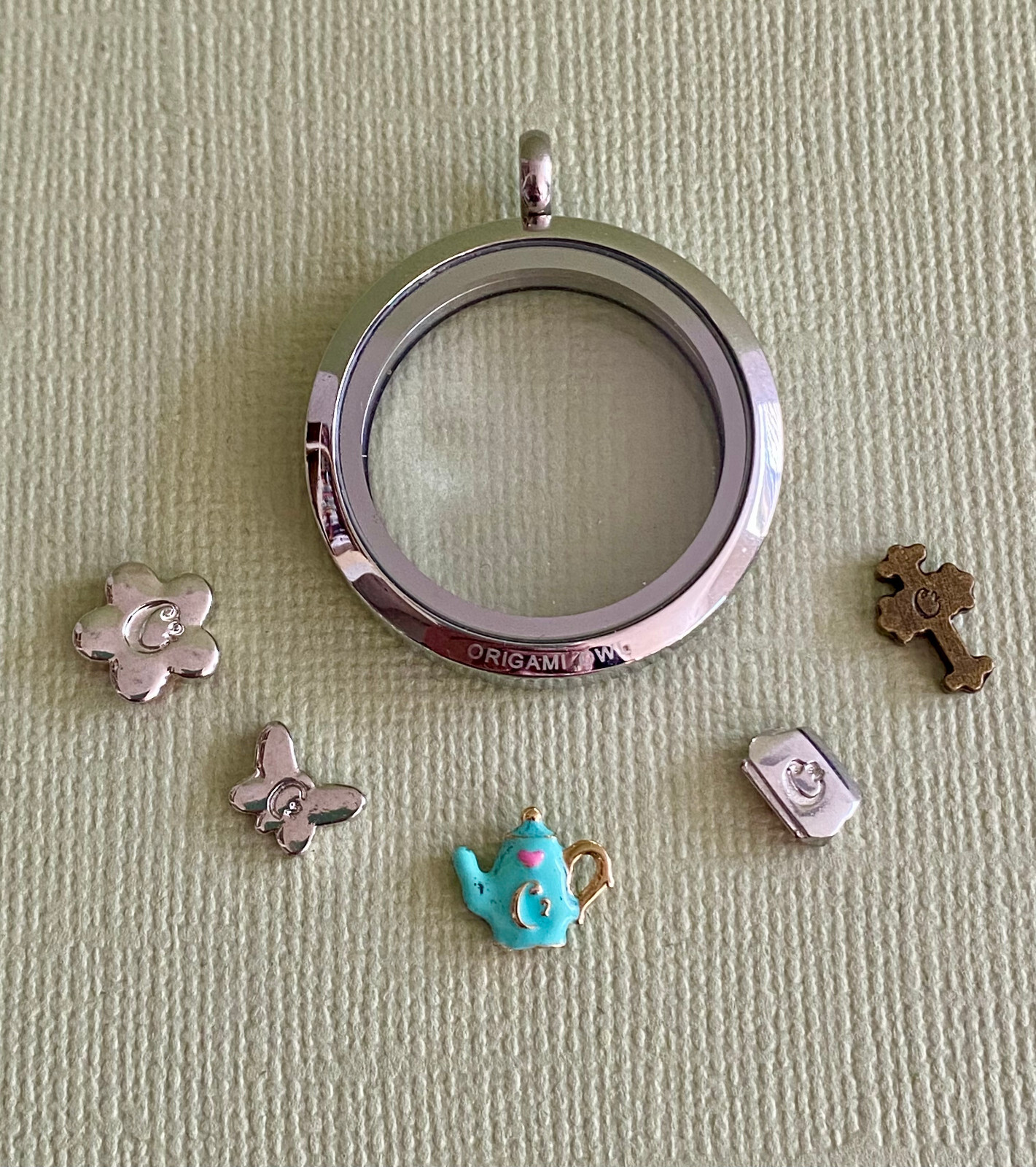Origami Owl Locket & Charms – No Chain Includes 13 Charms/Crystals Total NK498