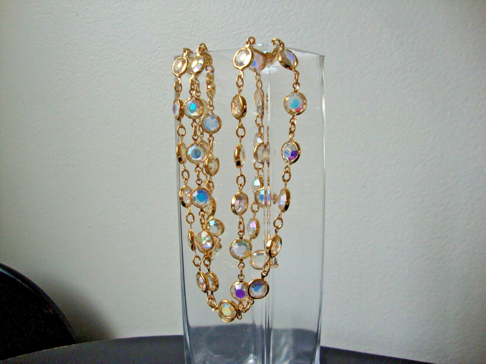 VINTAGE 1980s AUSTRIAN CRYSTAL BEZEL SET AURORA CRYSTALS GOLD TONE NECKLACE 35″