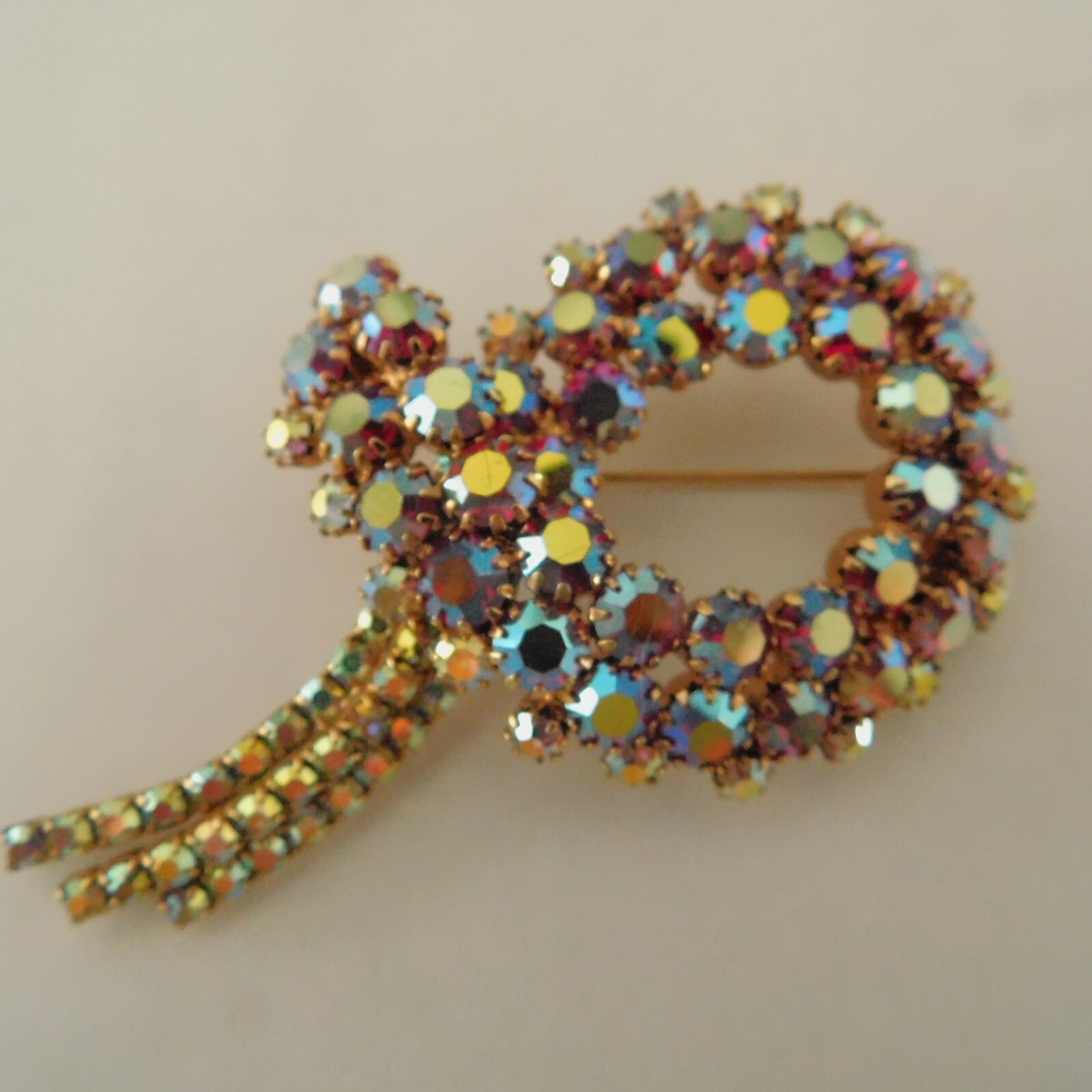 VINTAGE 1960’s D&E JULIANA RED and CLEAR AURORA BOREALIS BROOCH / LARGE 3 3/8″