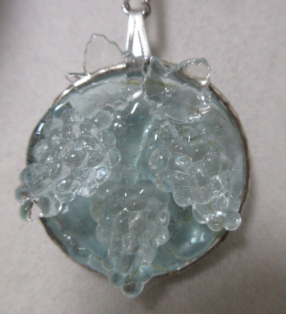 Vintage Silver Tone Tinted Molded Lucite Grape Clusters Pendant Necklace 21″