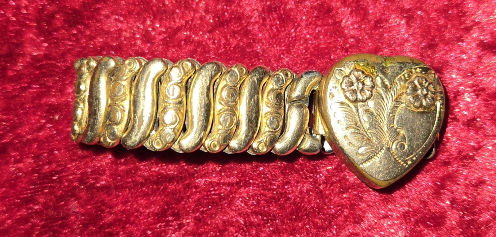 Vintage 1940’s Co-Star sweetheart Heart expanding bracelet excellent condition.