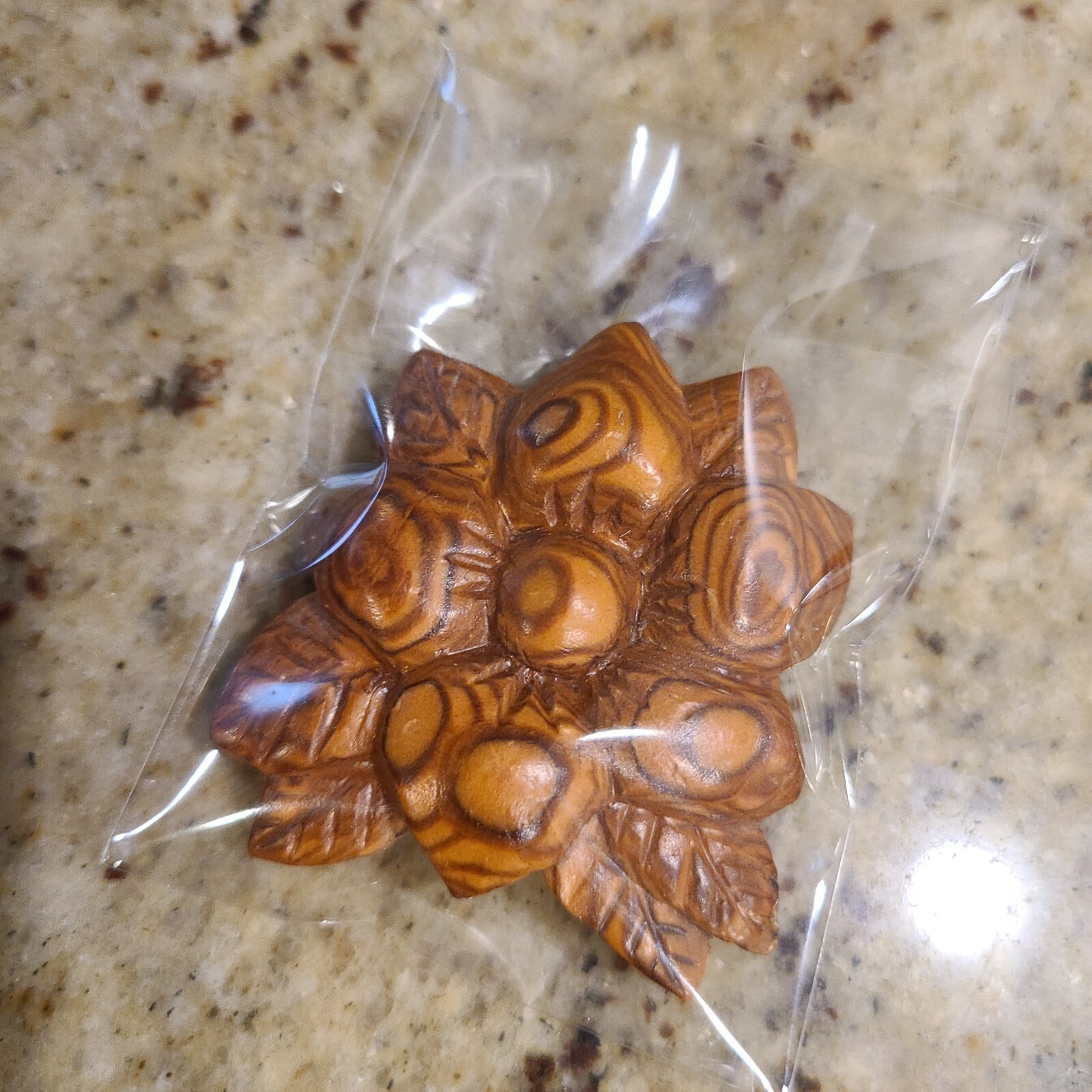 Vintage 2″ Wooden Flower Leaves Pin Brooch Hand carved Boho Earthy Holiday Nipa?