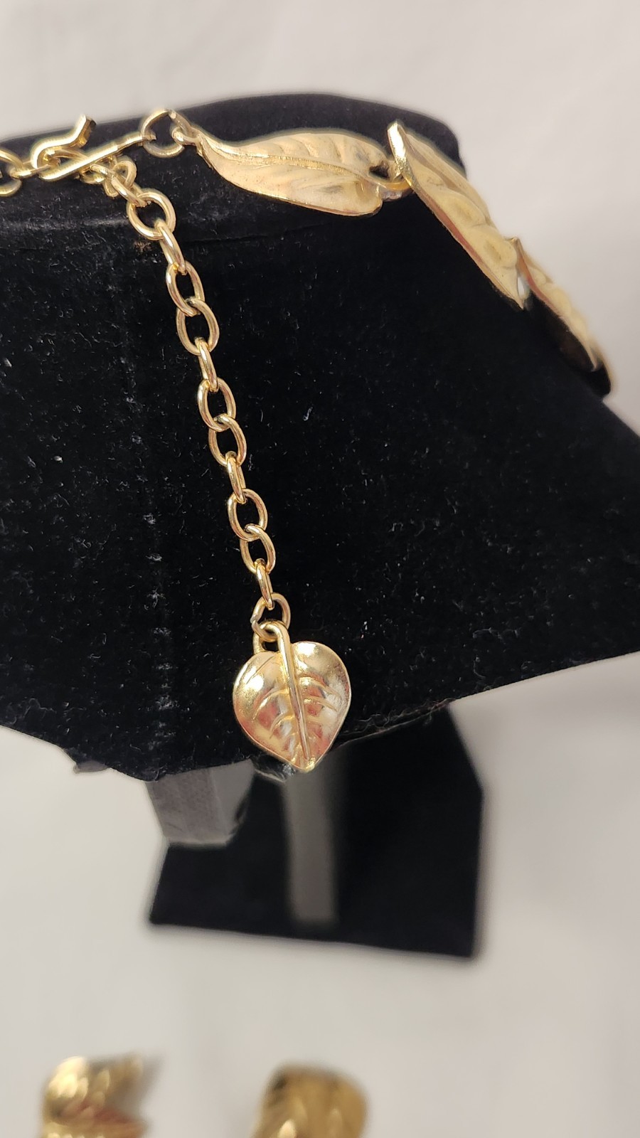 Vintage TRIFARI Gold Tone Jewelry Set Leaf Link Necklace with Earrings