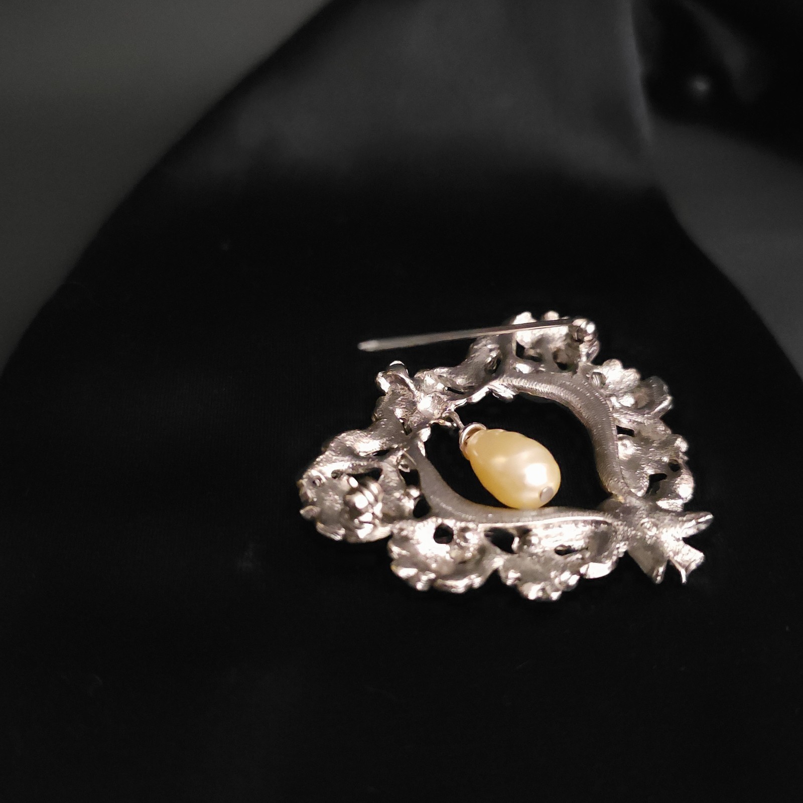 Vintage 1990s Teardrop Pearl Brooch Floral Heart Wreath Marcasite Victorian Goth