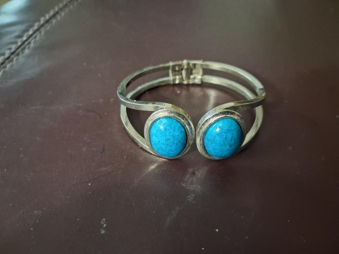 Vintage blue new site c a b o c h o n silver tone hinged cuff bracelet