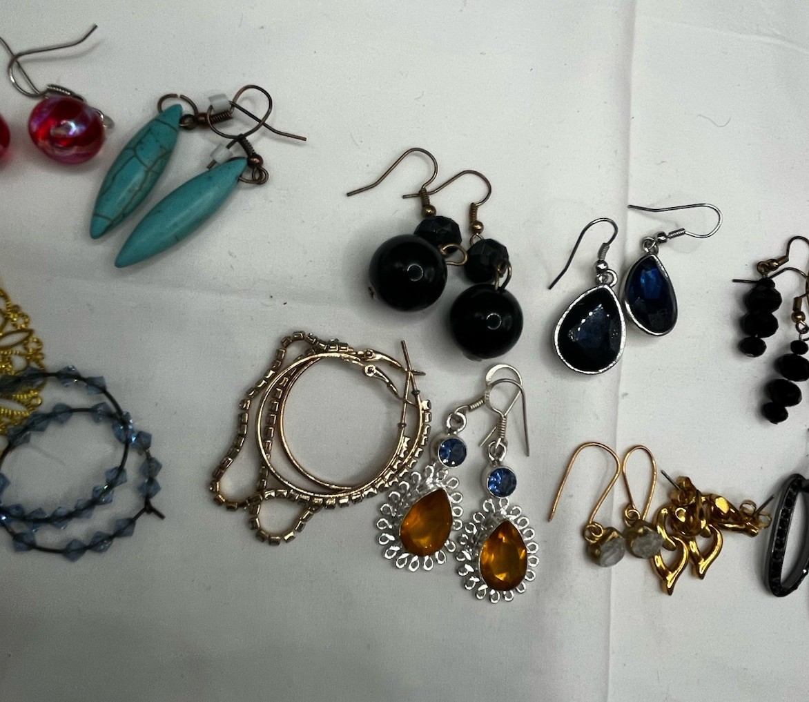 VTG-modern Fashion Drop Earrings Multi Designs Materials Wear Resell 46pr. Lot