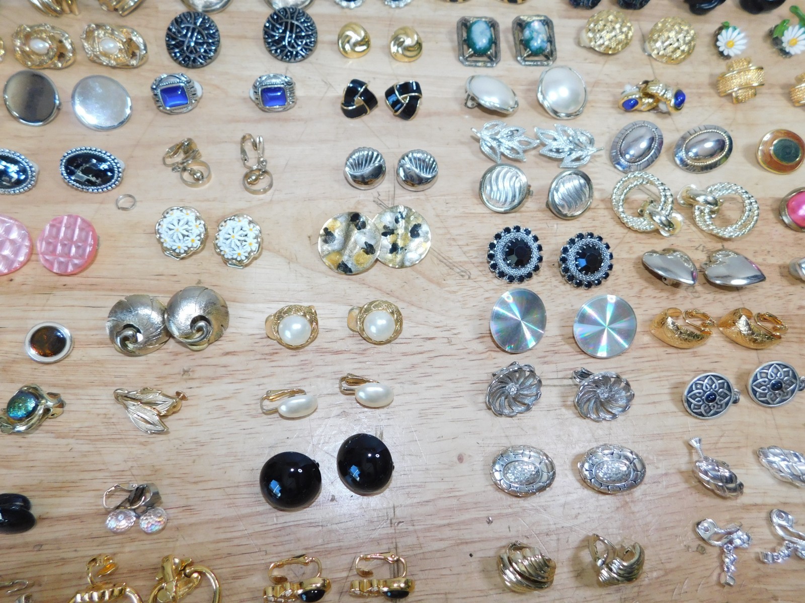 99 Pair Chunky Statement Clip Earrings 80’s Costume Gold Toned Enamel, 3/106