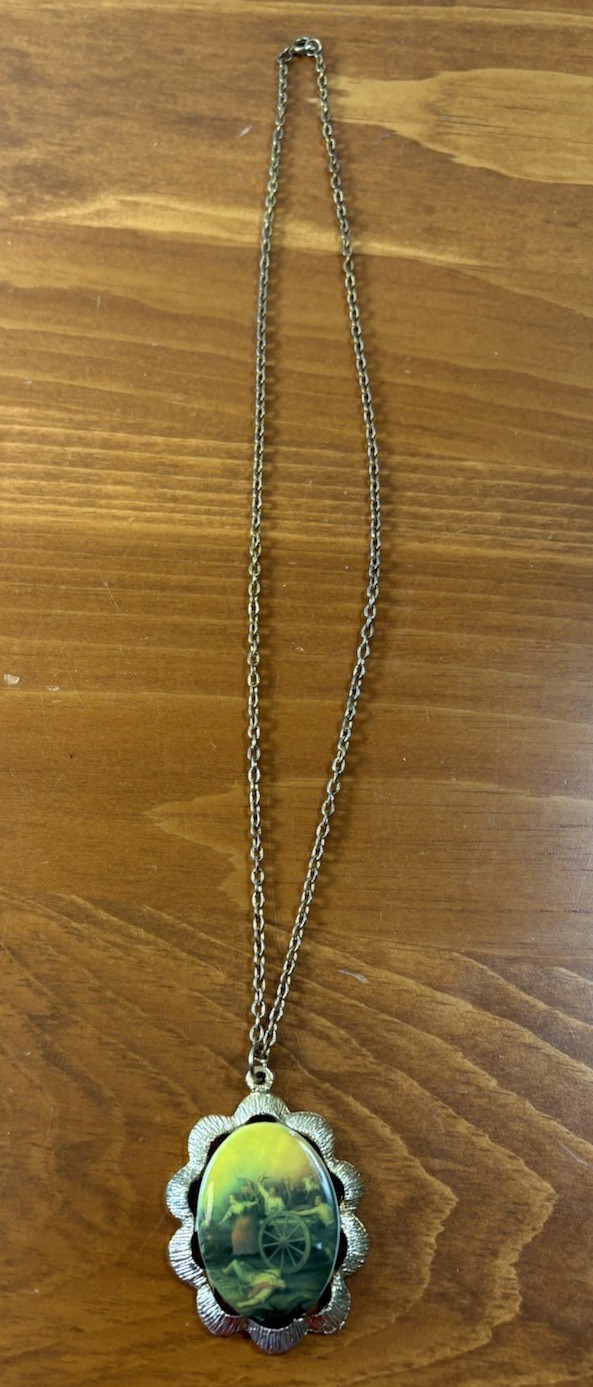 Vintage Revolutionary War Battle Scene Pendant Necklace 24″ Mariner Chain