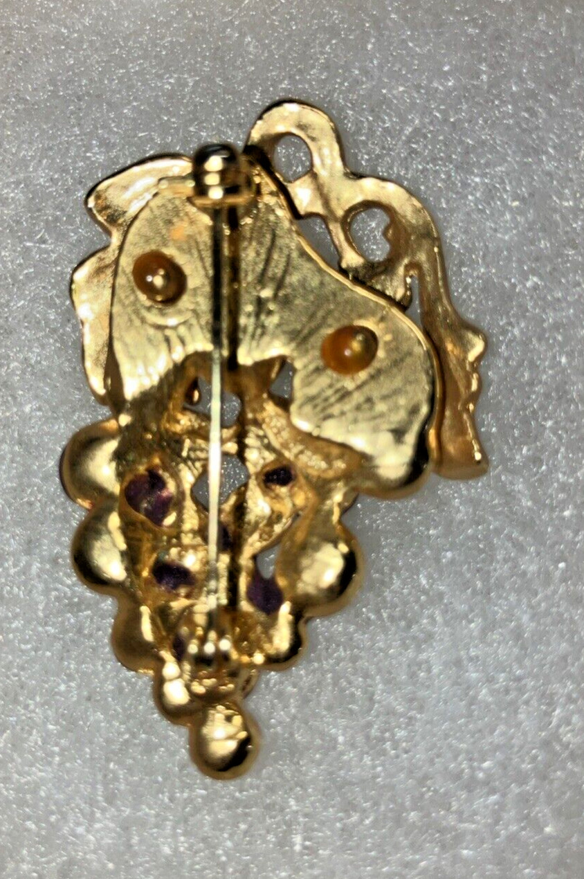 BEAUTIFUL VINTAGE GOLD TONE PURPLE GRAPES CLUSTER GREEN LEAVES BROOCH PIN