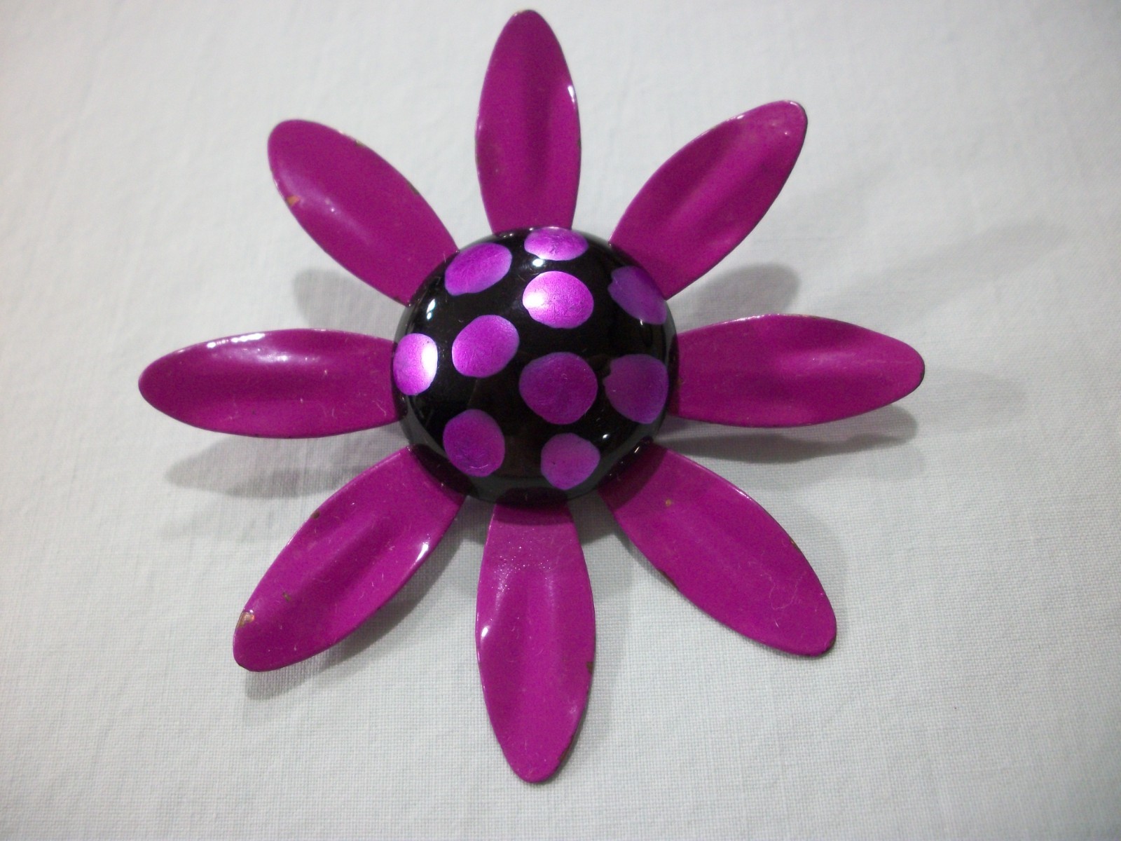VTG MeTaL ENaMeL ***HUGE EYE POPPiNG PURPLE/BLACK/POLKA DOT*** DAiSy EaRRiNgS