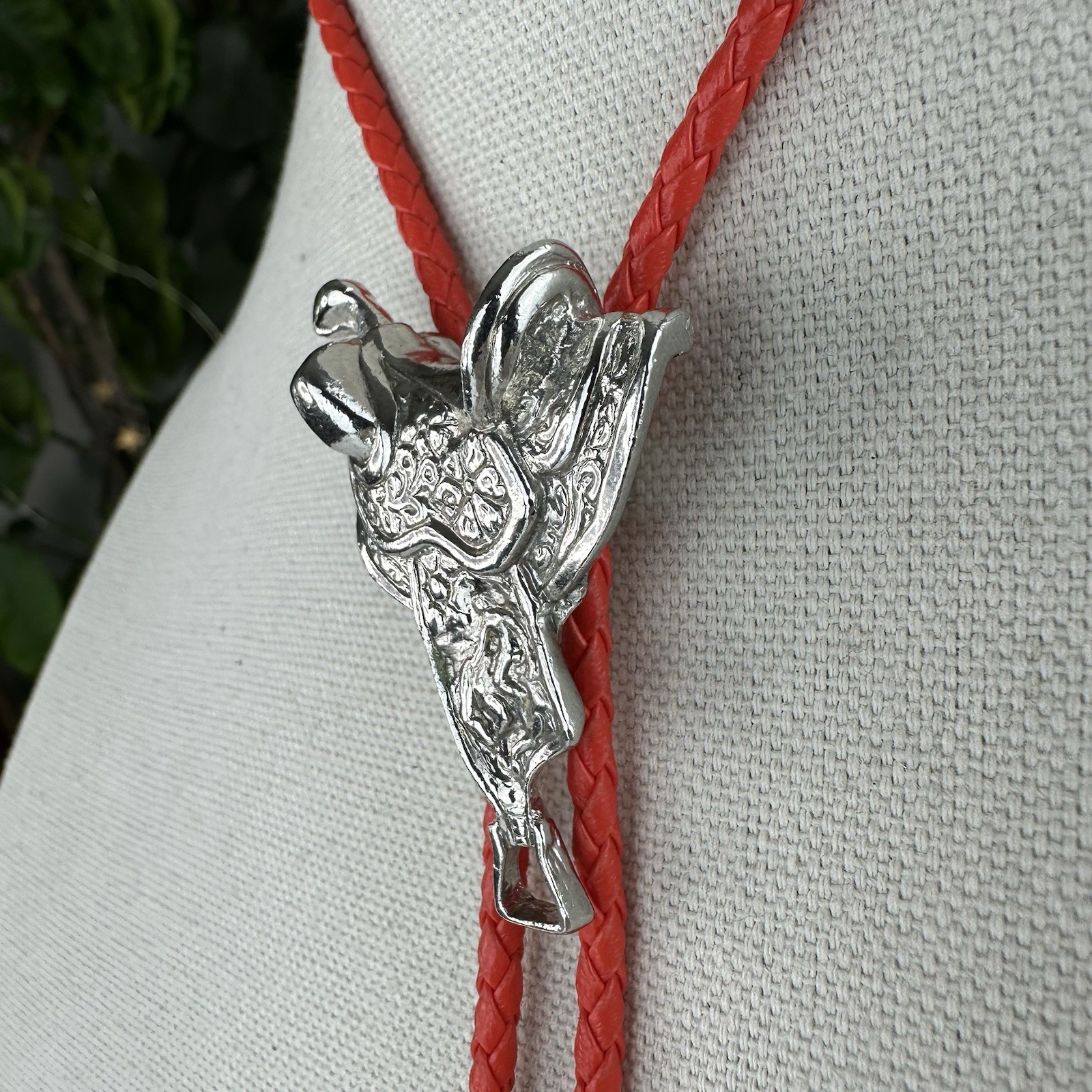 Stunning Vintage 90s Chrome Silver Tone Horse Saddle Western Bolo Tie