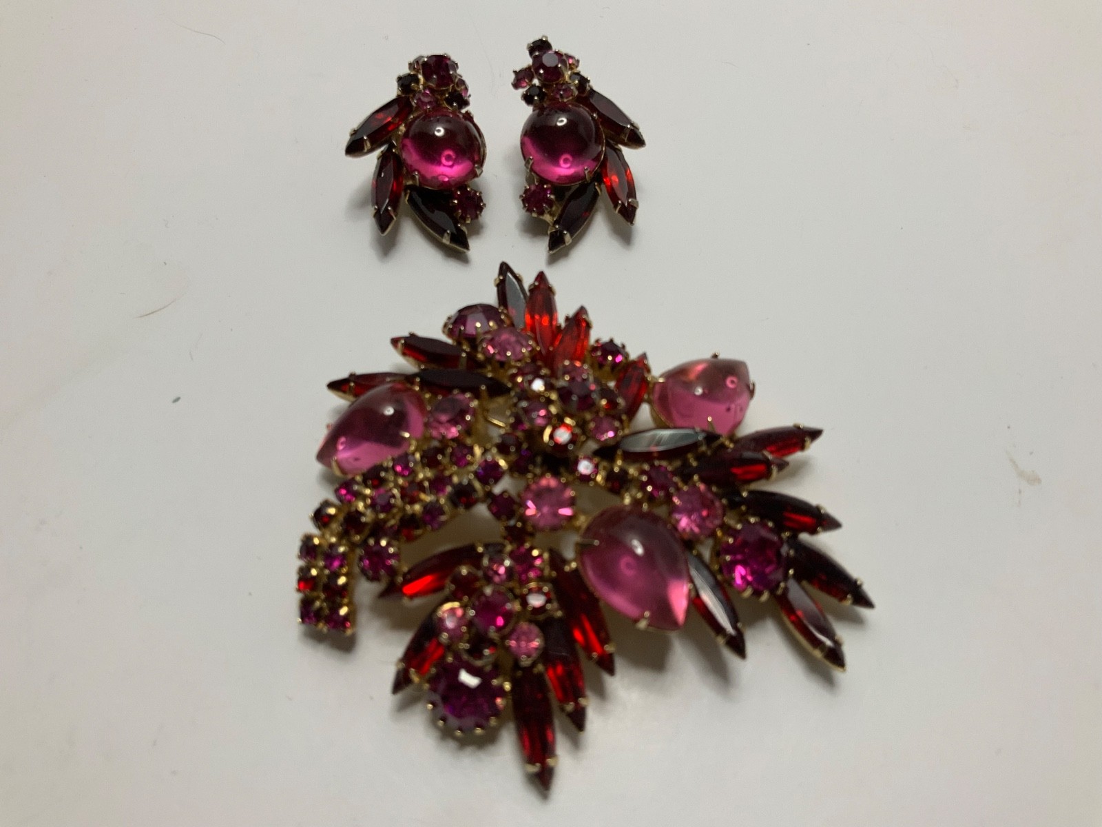 BEAUTIFUL VTG RED,PINK,FUCHSIA GLASS CABOCHON RHINESTONE BROOCH AND EARRINGS SET