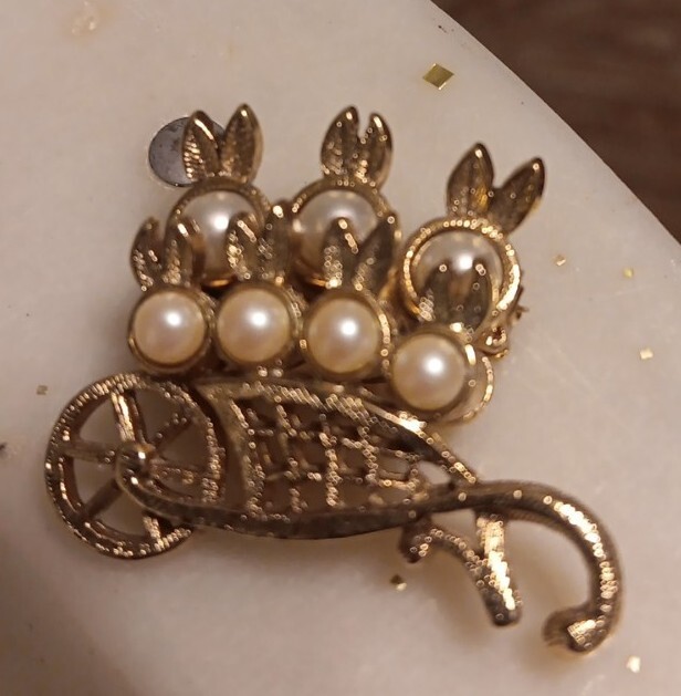 Vintage 1928 Jewlery Gold Tone Wheelbarrow w/Faux Pearl Bunnies