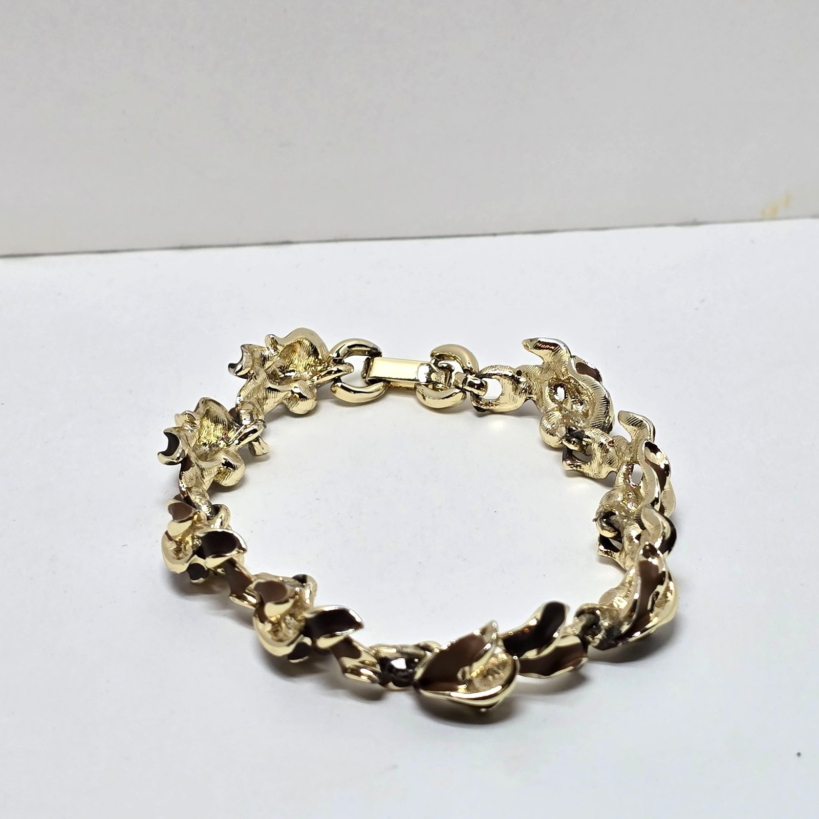 VTG Gold-Tone Leaf Bracelet With Brown Enamel & Rhinestone Accents Clasp Closure