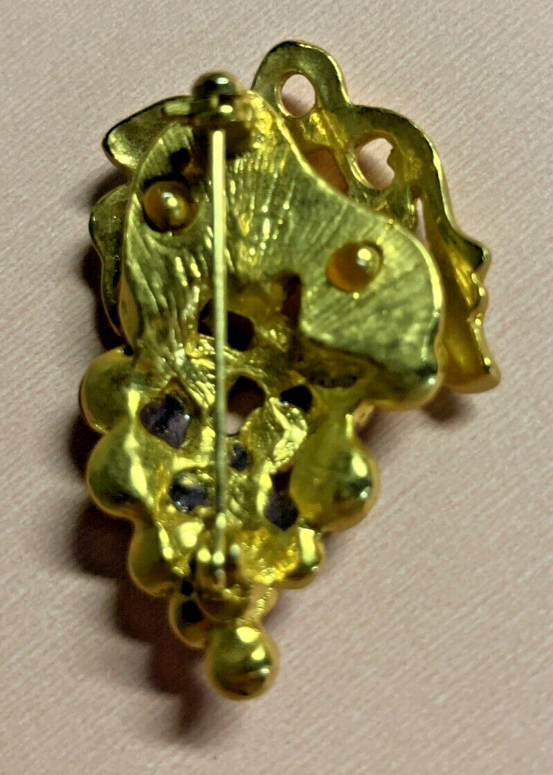 BEAUTIFUL VINTAGE GOLD TONE PURPLE GRAPES CLUSTER GREEN LEAVES BROOCH PIN