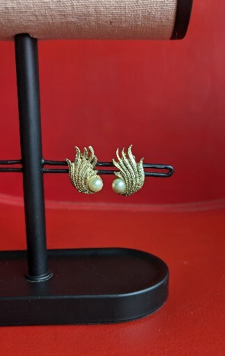 Vintage Classic KRAMER Faux Pearl Gold Tone Swirl Spray 1″ Clip Earrings