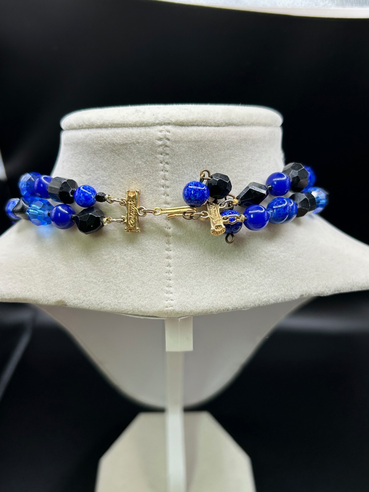 VINTAGE SIGNED HATTIE CARNEGIE CHOKER NECKLACE BLUE TONES & BLACK RESIN STONES