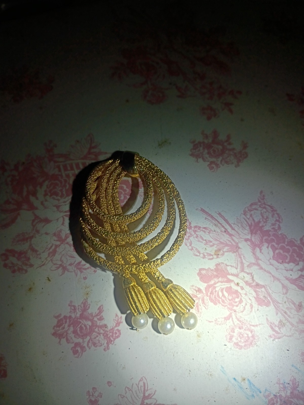 Rare Vintage Ivory and Gold Mesh Western Brooch With Faux Pearls. Circa 1940’s