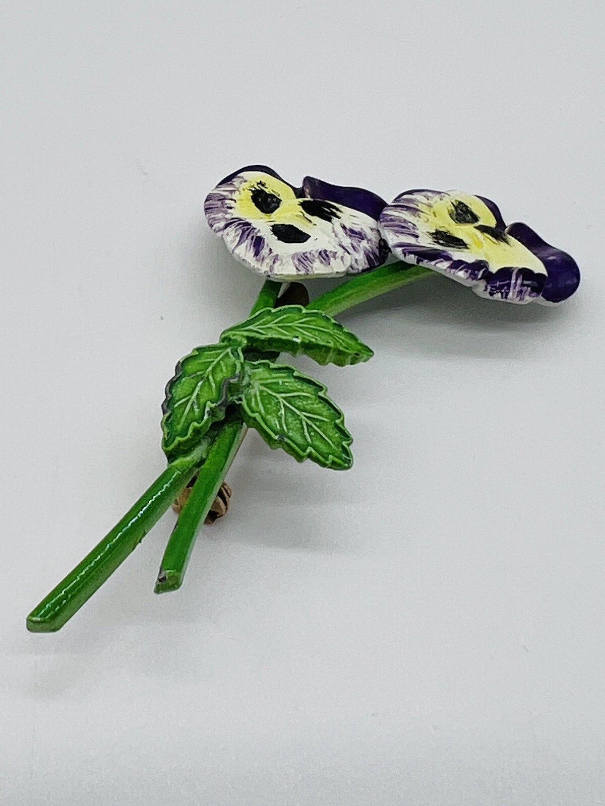 PANSY BROOCH PIN PURPLE AND YELLOW ENAMEL FINISH SPRING TIME EASTER VINTAGE