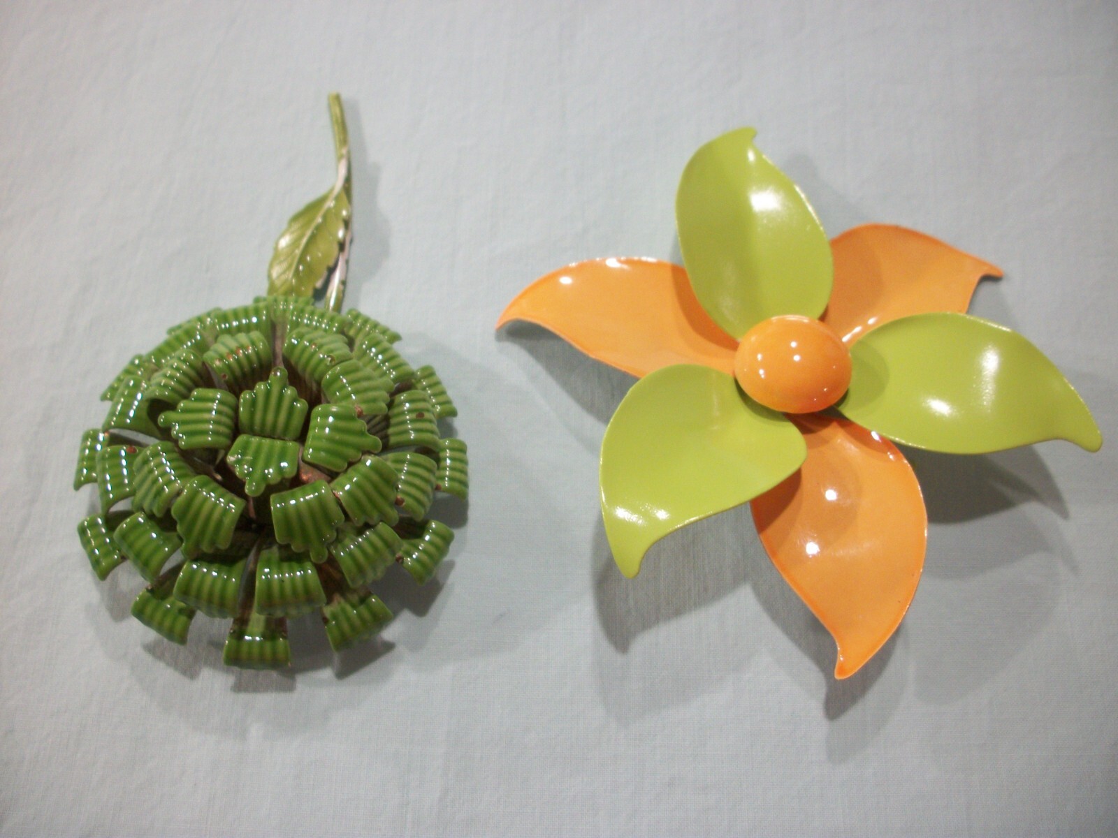 ViNTaGe 2 PC MeTaL ENaMeL HuGe 3″ ORaNgE/LiMe GReeN PiNWHeeL/DoMe FLoWeR PiN LoT