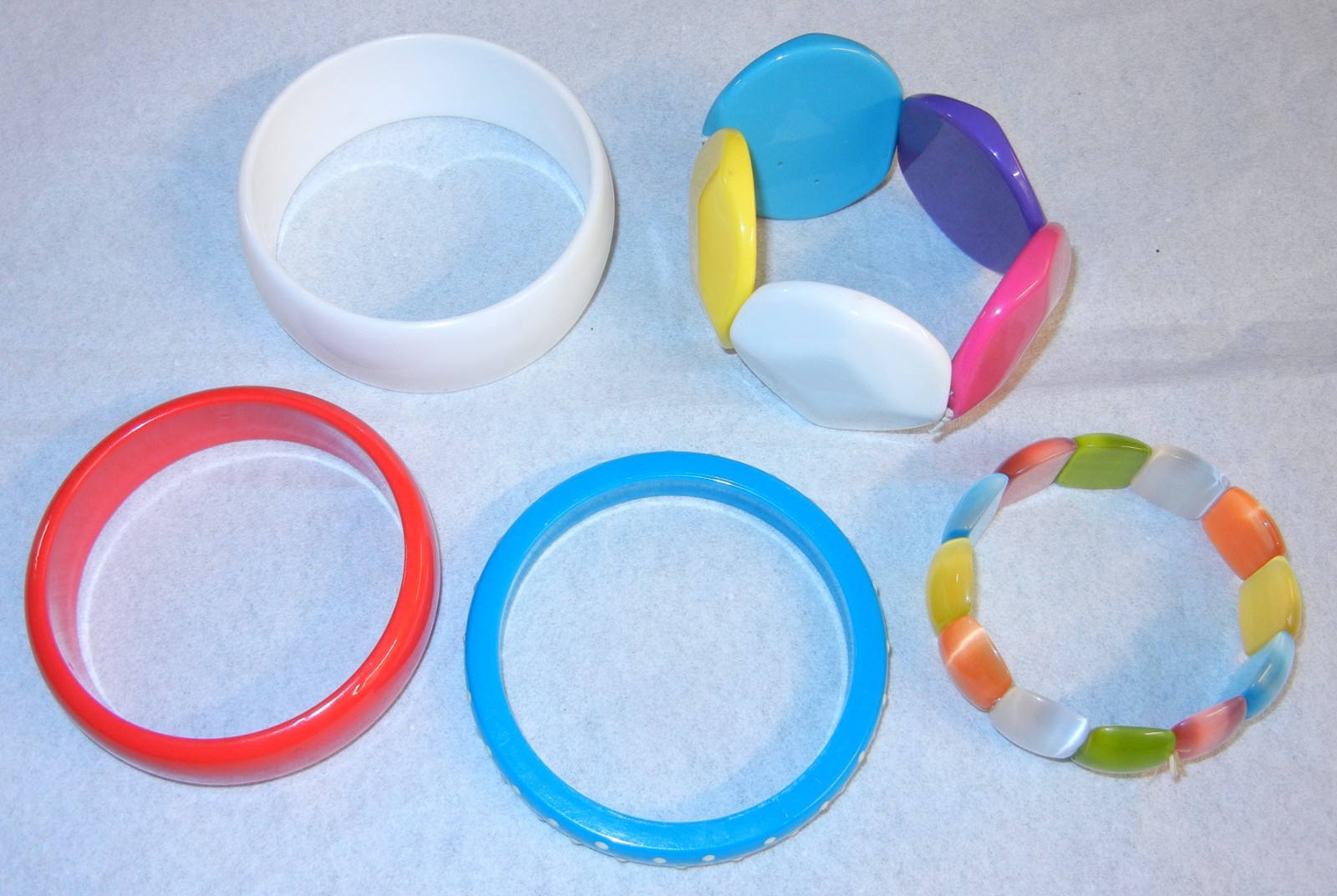 5 Vintage Plastic Acrylic, Glass Mod Bangle and Stretch Bracelets-Nice Wearable