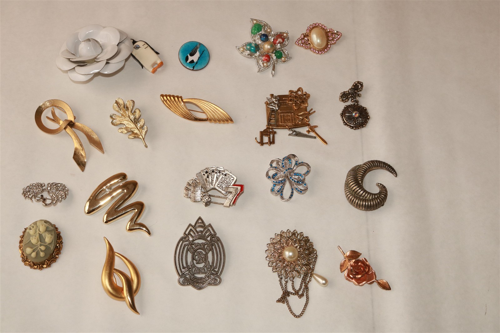 LOT OF 20 DIFFERENT VINTAGE TO MODERN BROOCHES PINS – Lot #1