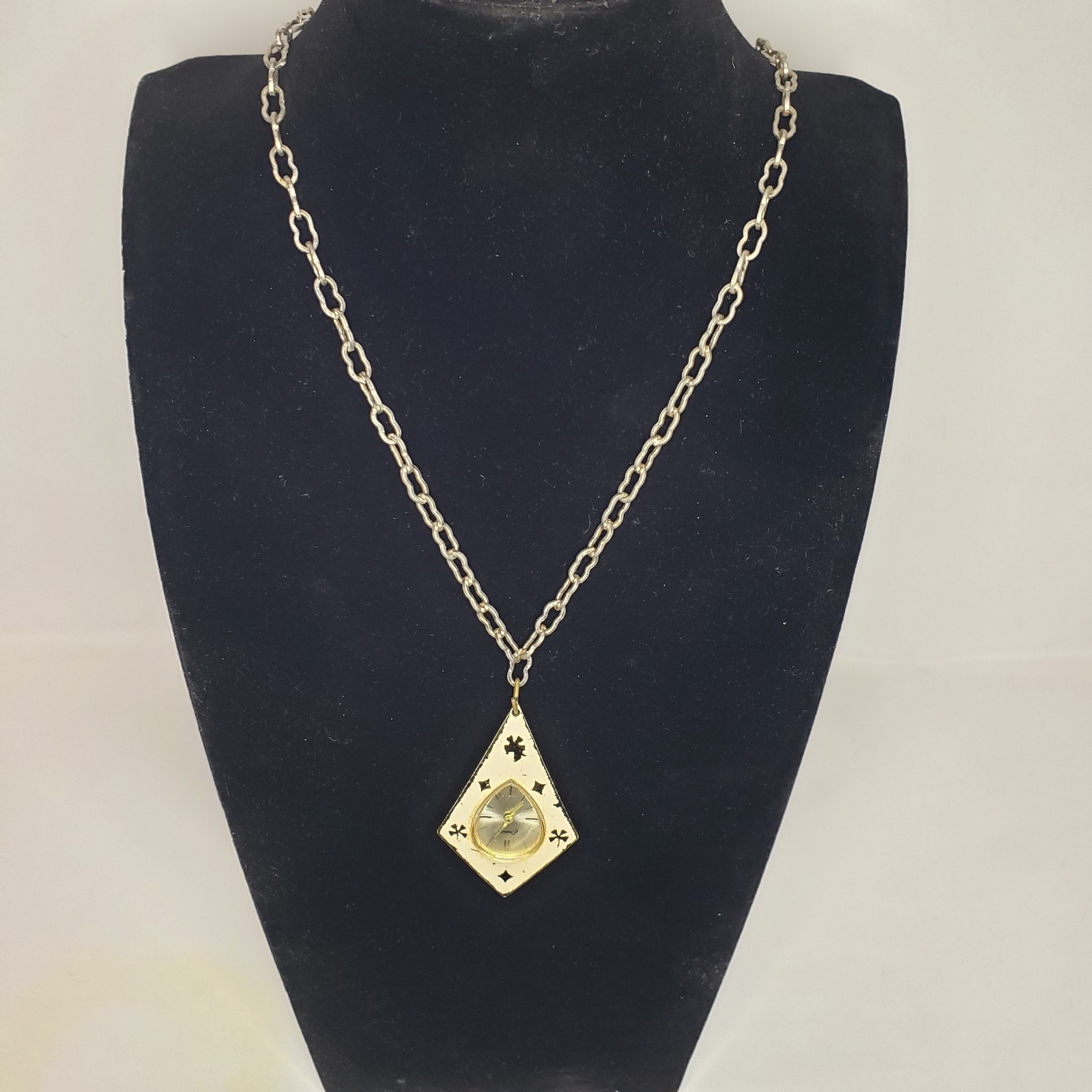 Vintage Endura wind up pendant style watch from the 60s 28″ inch chain