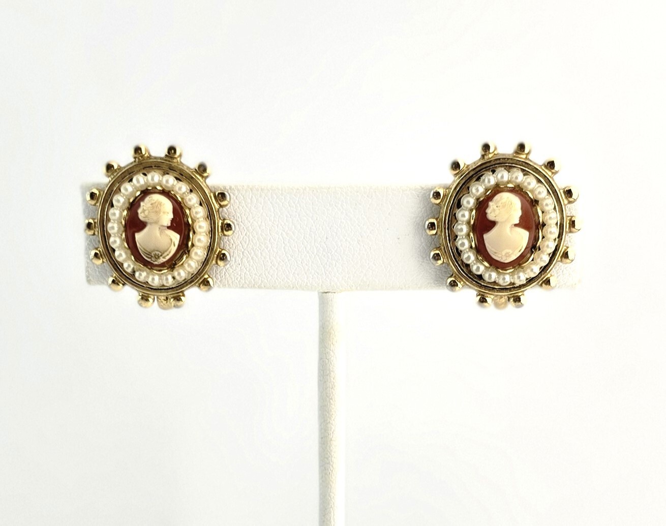 Vintage Cameo Earrings Orange Cream Gold Tone Screw Back 9619