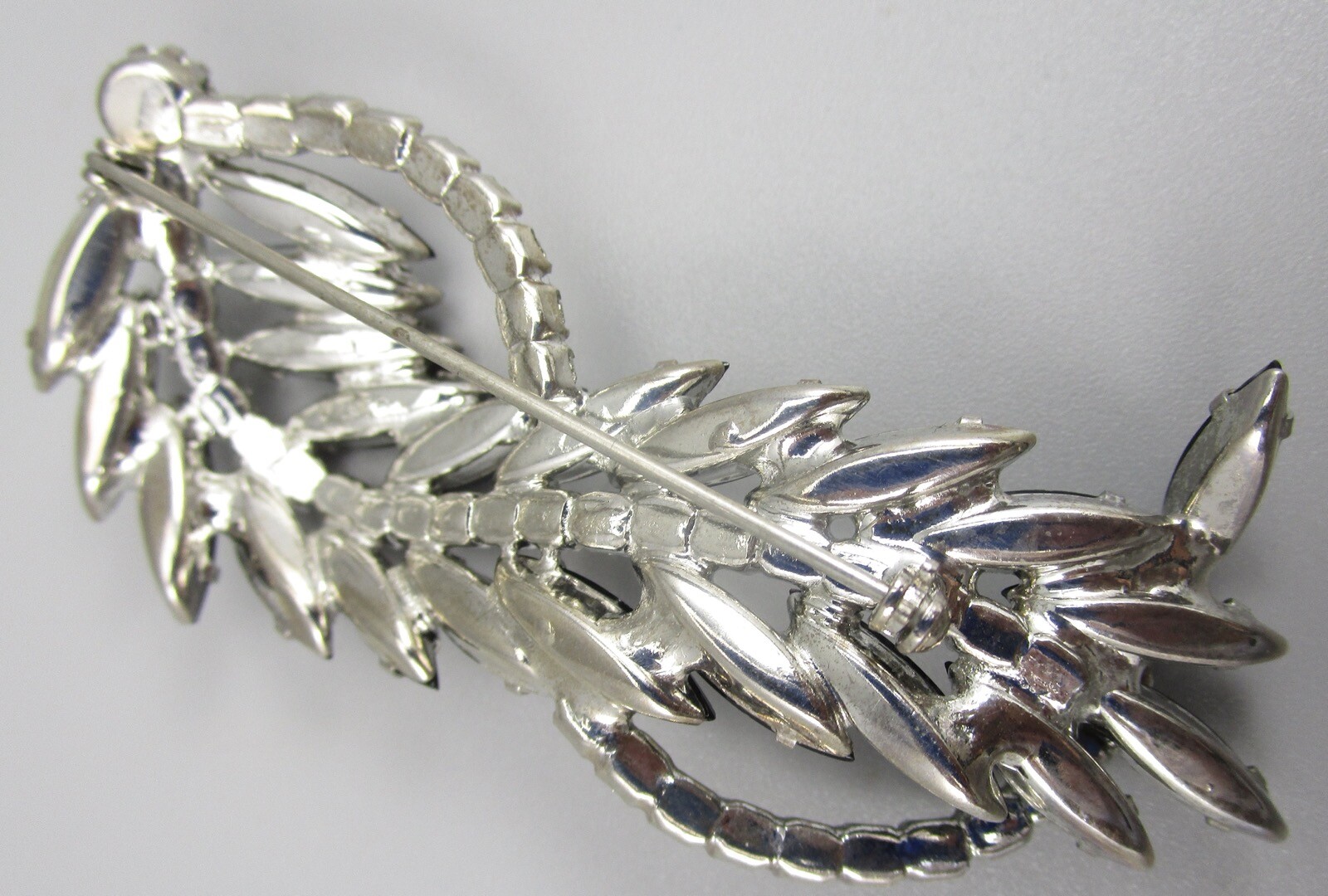 VINTAGE JULIANA DELIZZA & ELSTER HEMATITE & CLEAR RHINESTONE BROOCH PIN
