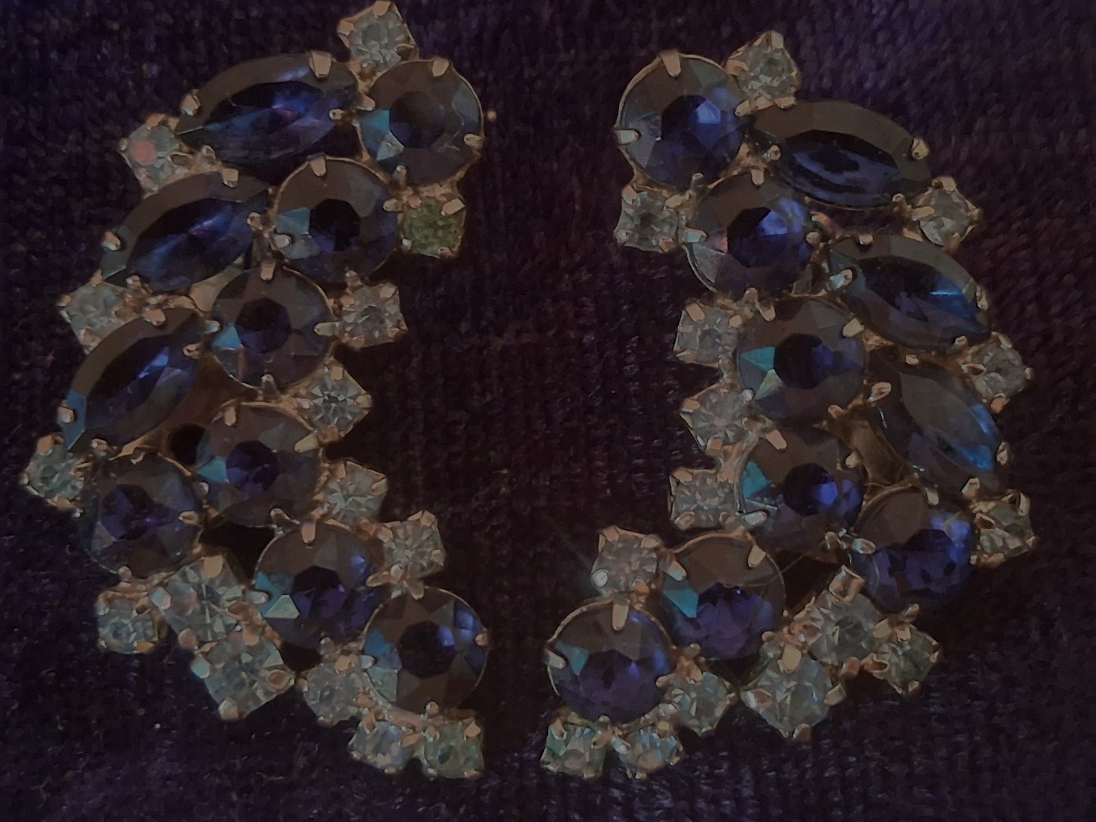 UNBRANED VINTAGE 1.5 X 3/4 ” WIDE DARK & LIGHT BLUE RHINESTONE CLIP EARRINGS