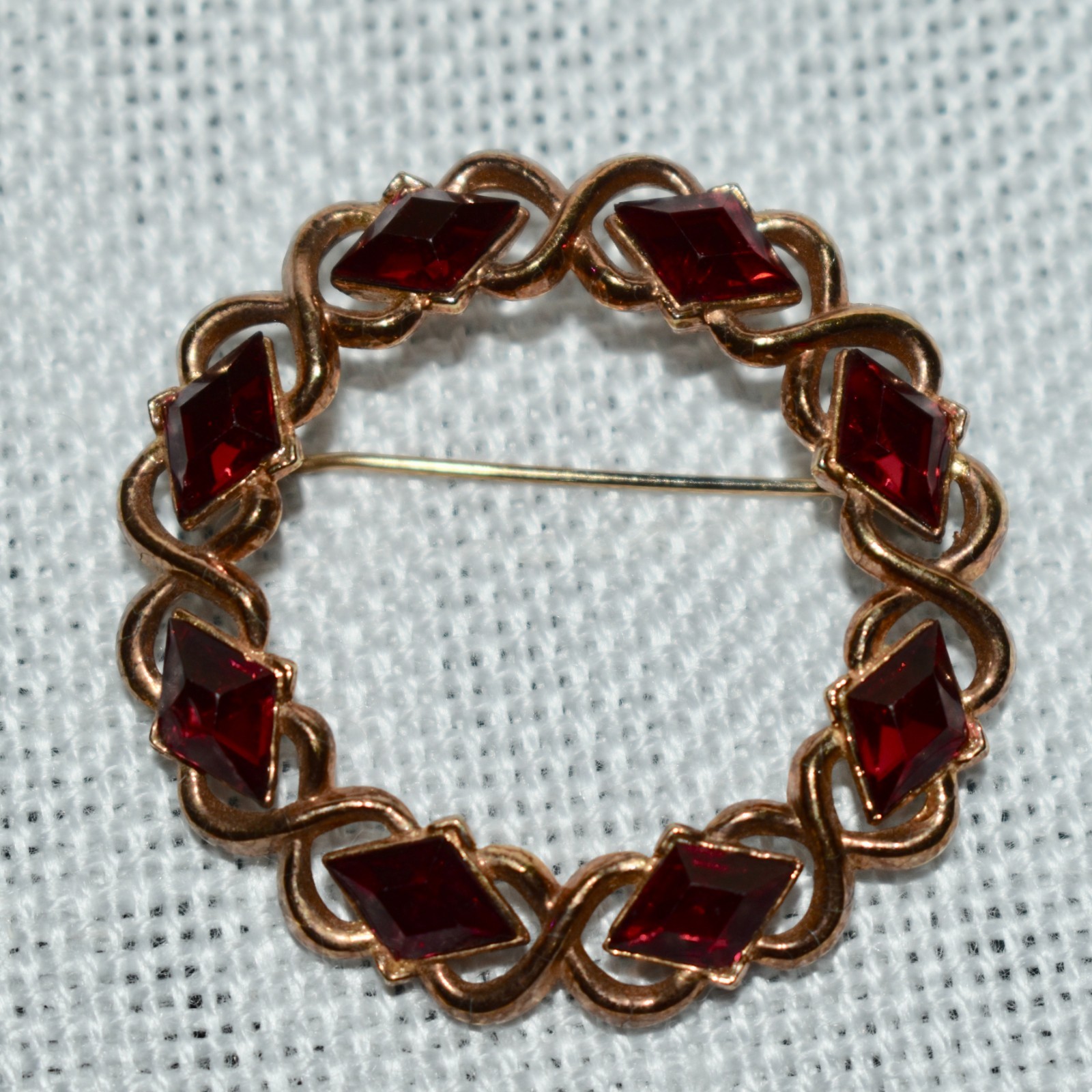 Vintage 1950s CROWN TRIFARI Red Lozenge Rhinestone Round Wreath Pin Brooch 1.75″