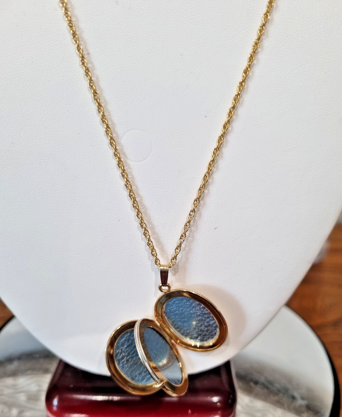 Vintage 14k Gold Fill Locket Black Hills 10k 12k Gold 4 Photo USA made See video